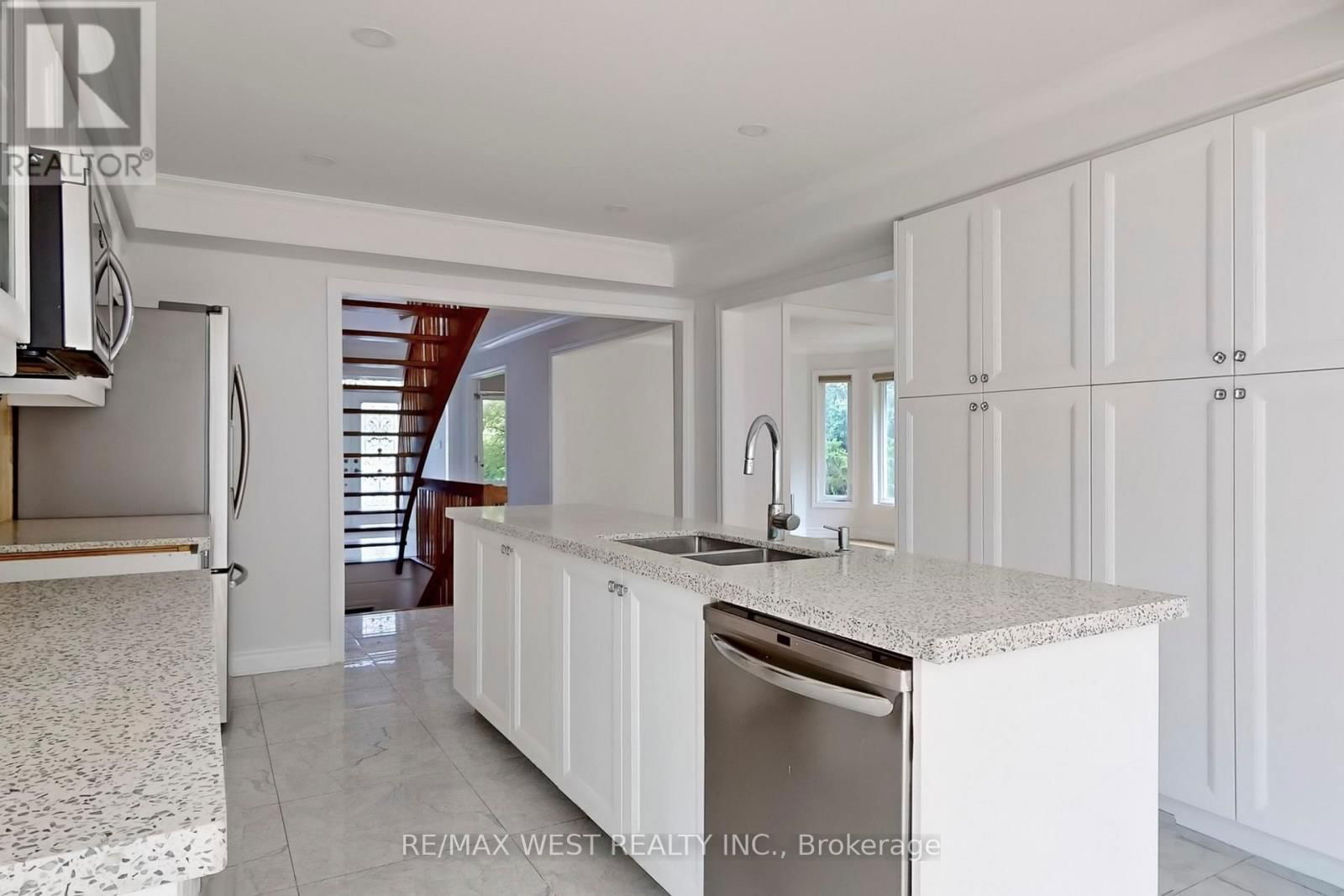 16 PRINCE EDWARD BOULEVARD Image 22