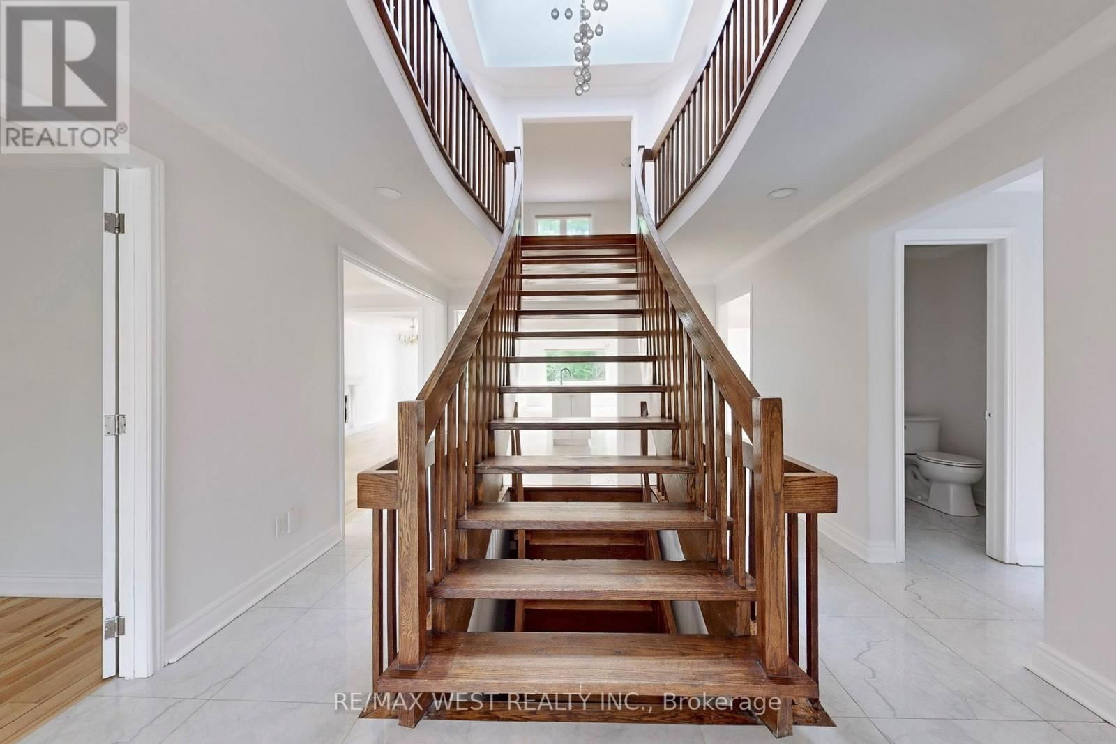 16 PRINCE EDWARD BOULEVARD Image 23
