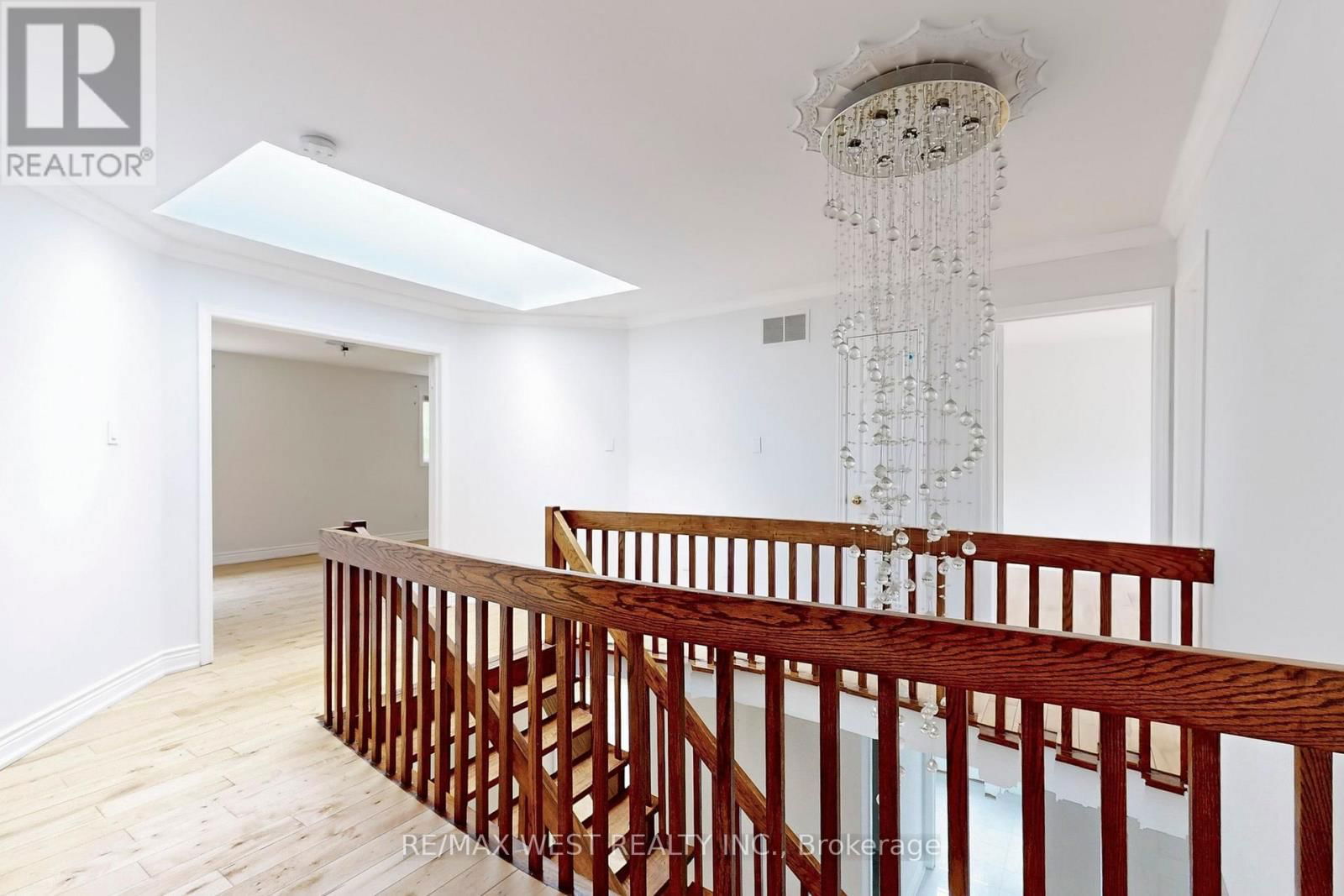 16 PRINCE EDWARD BOULEVARD Image 24