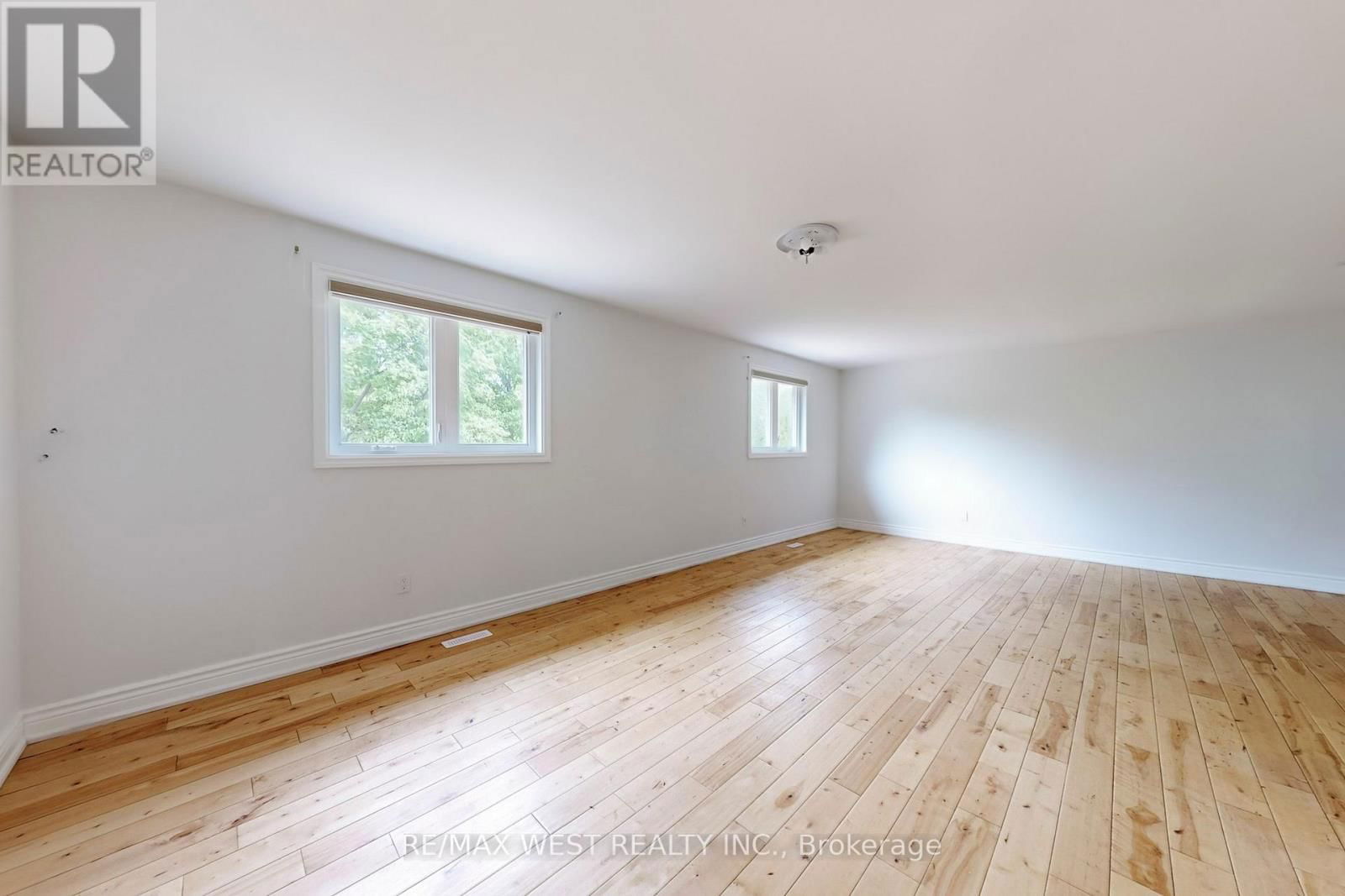 16 PRINCE EDWARD BOULEVARD Image 25