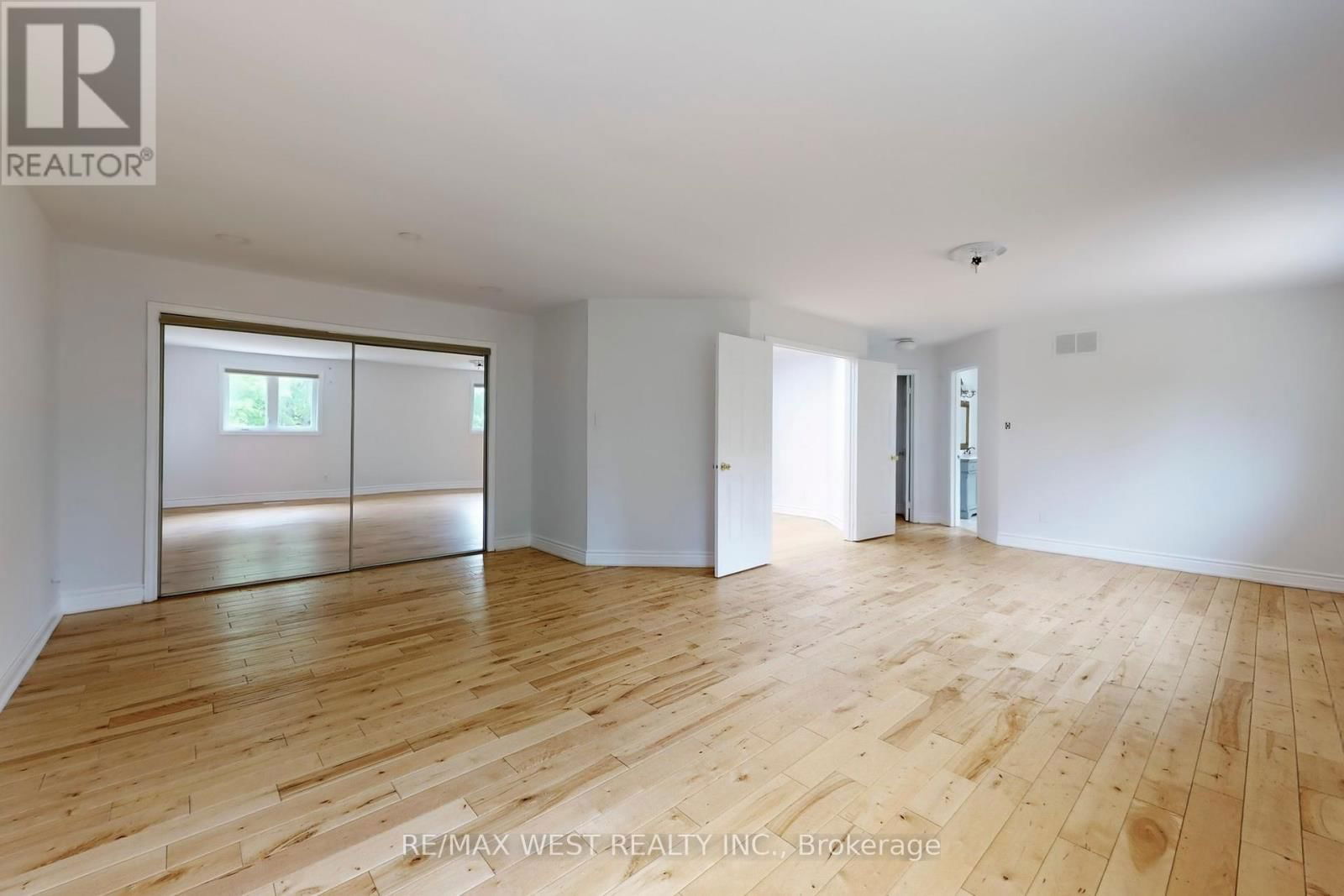 16 PRINCE EDWARD BOULEVARD Image 28