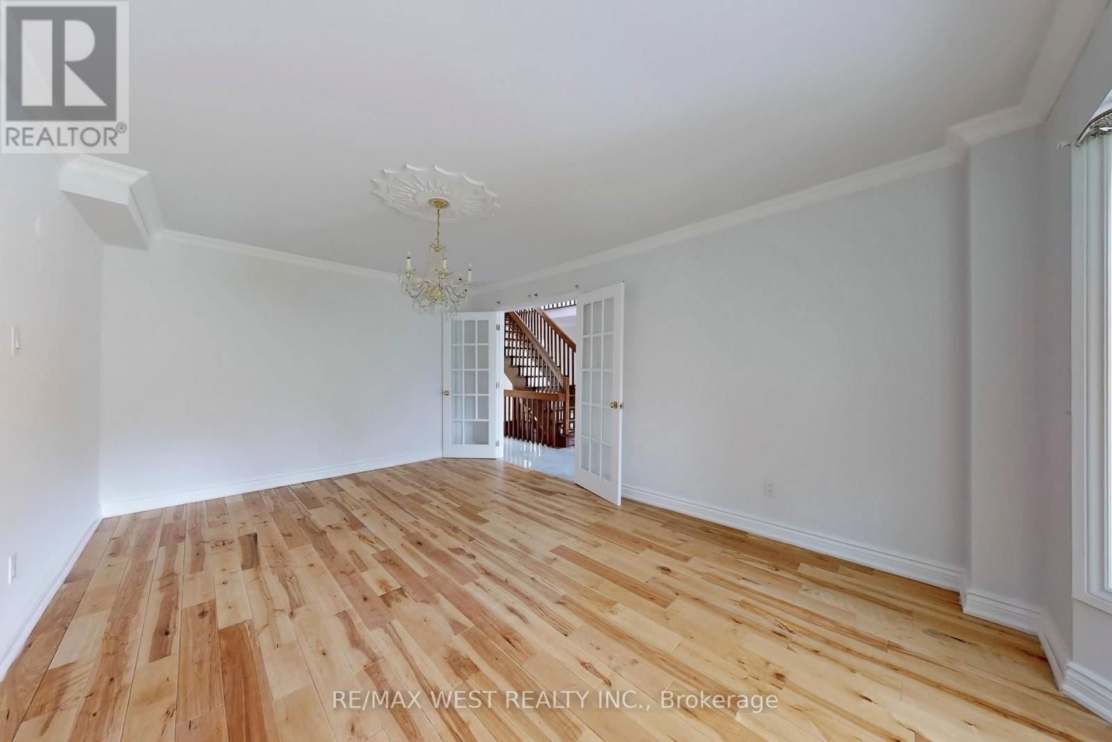 16 PRINCE EDWARD BOULEVARD Image 3