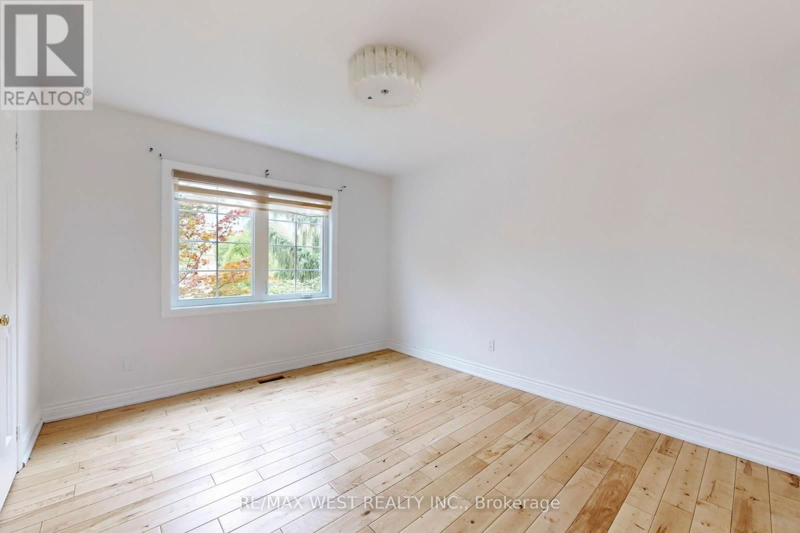 16 PRINCE EDWARD BOULEVARD Image 31