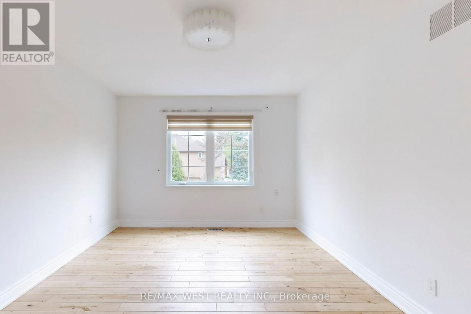 16 PRINCE EDWARD BOULEVARD Image 34