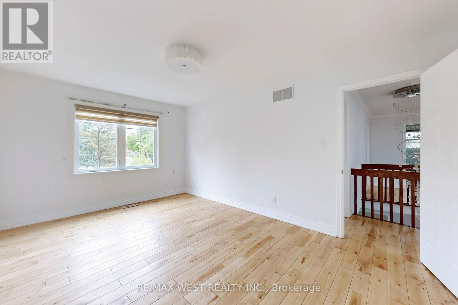 16 PRINCE EDWARD BOULEVARD Image 35
