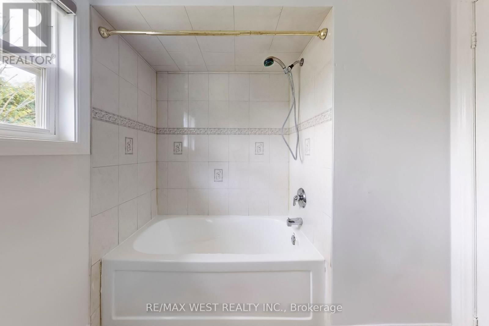 16 PRINCE EDWARD BOULEVARD Image 37