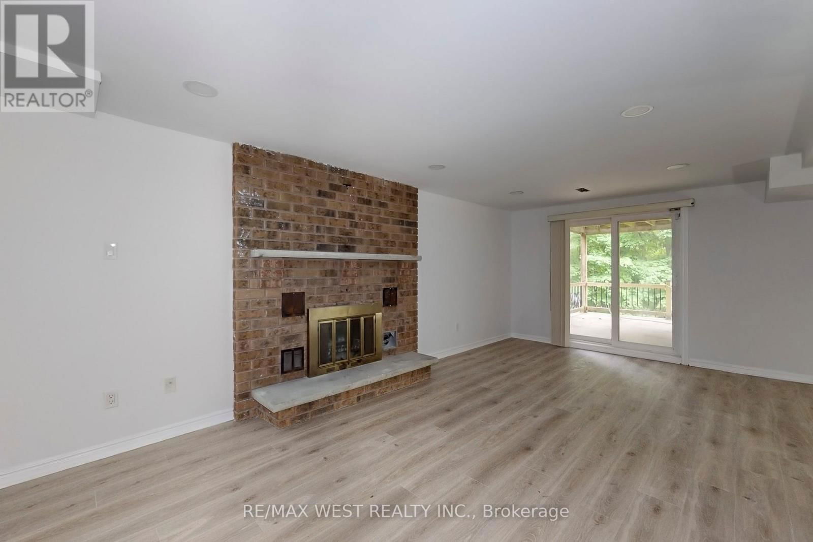 16 PRINCE EDWARD BOULEVARD Image 39