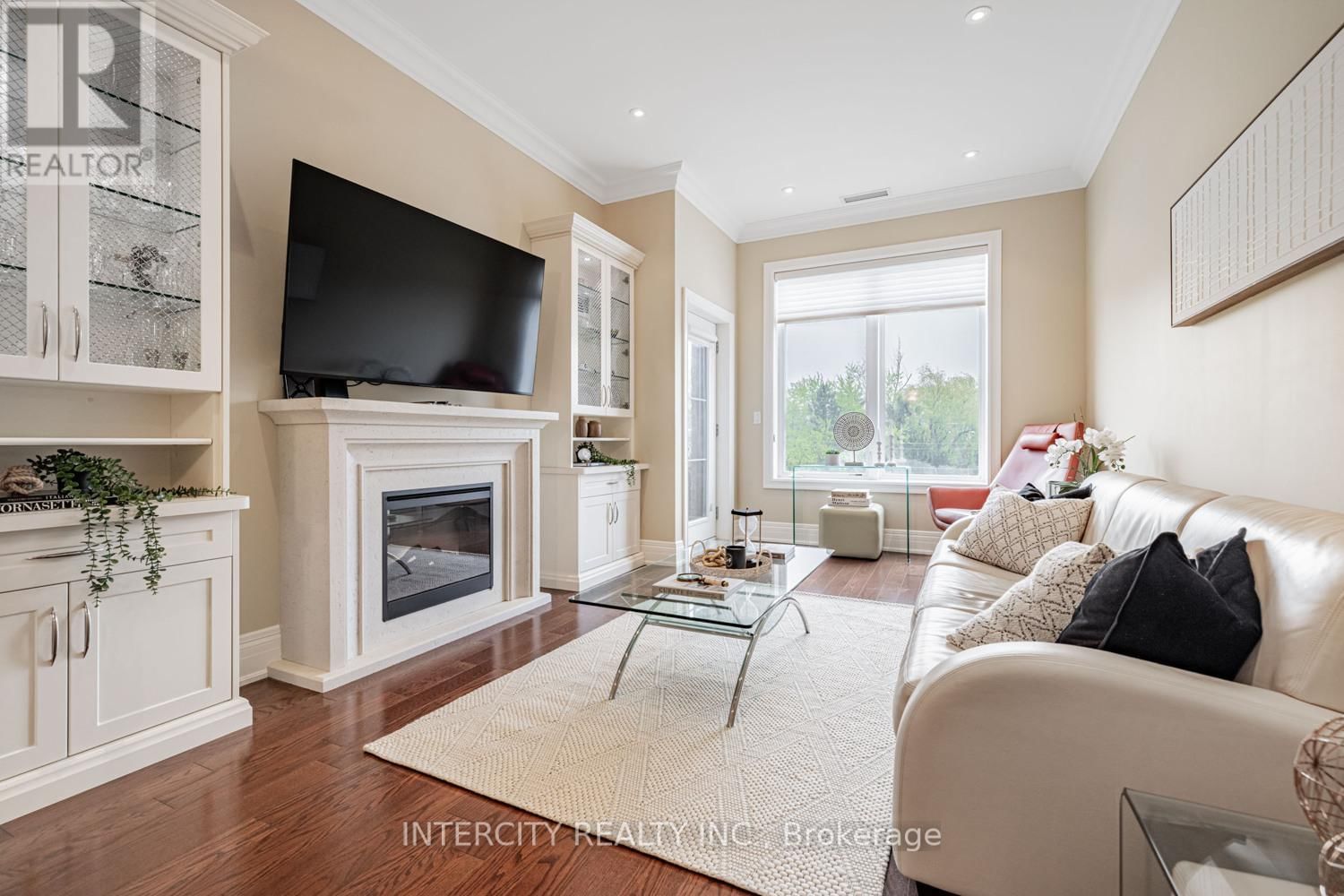 428 - 80 BURNS BOULEVARD Image 1