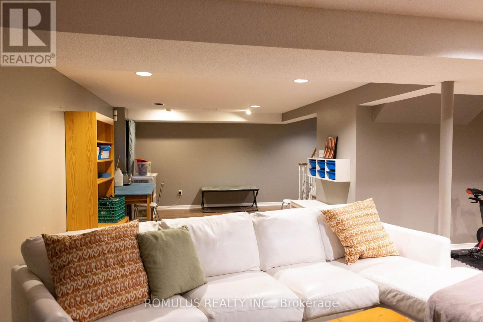 75 OAK LEA CIRCLE Image 32
