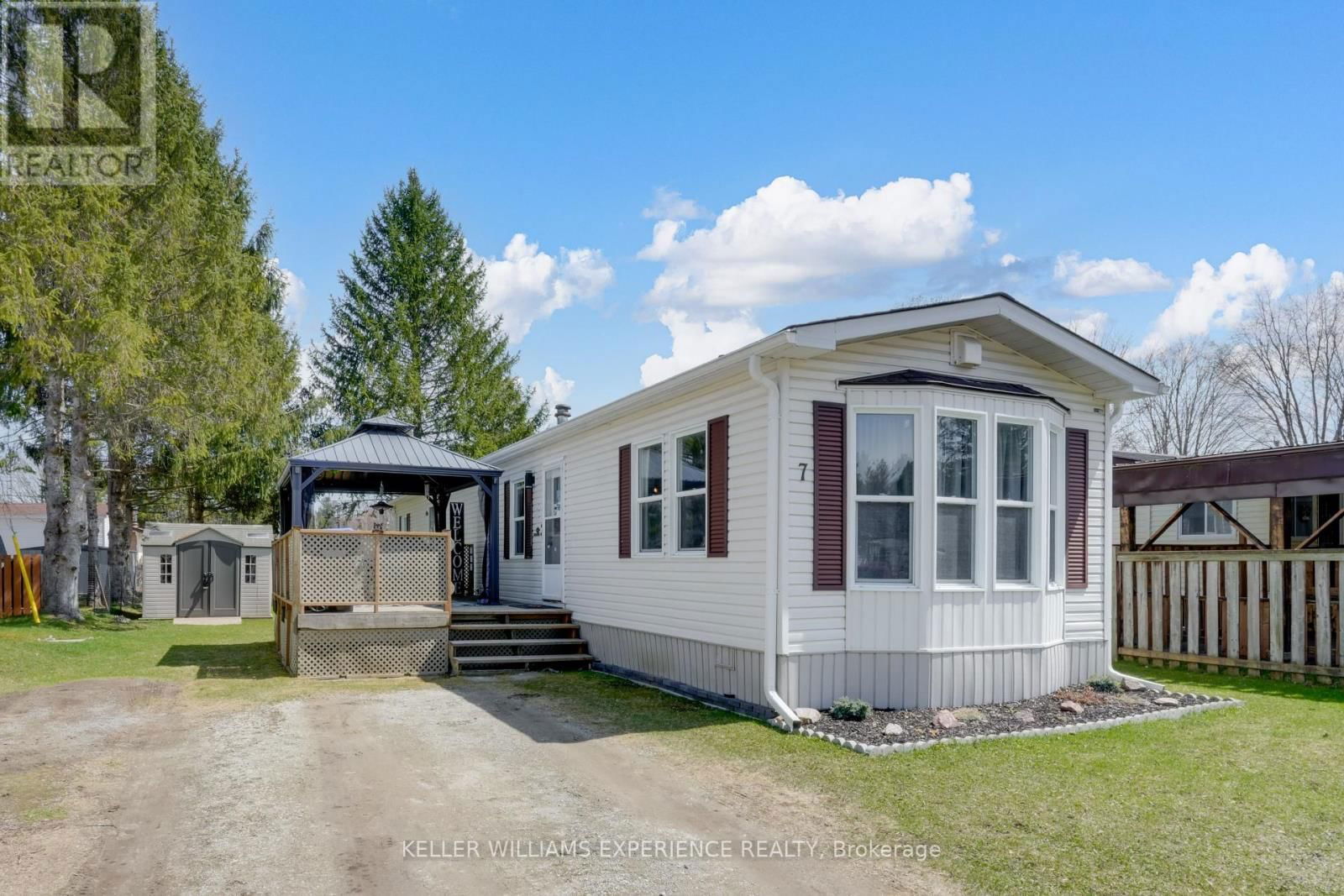7 SHAMROCK CRESCENT Image 1