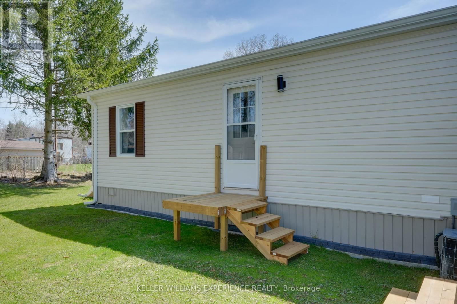 7 SHAMROCK CRESCENT Image 18