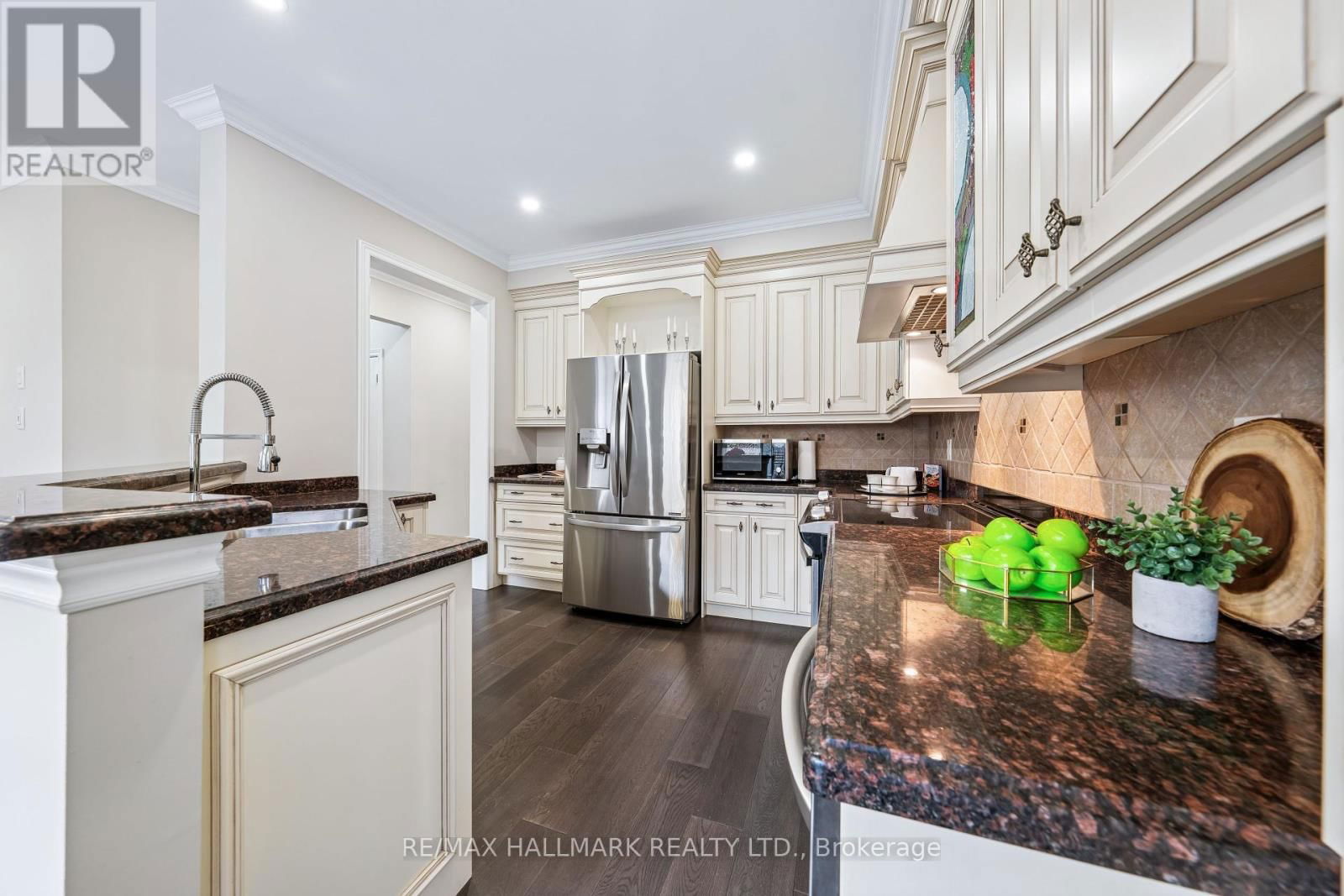 61 VANGUARD ROAD Image 18