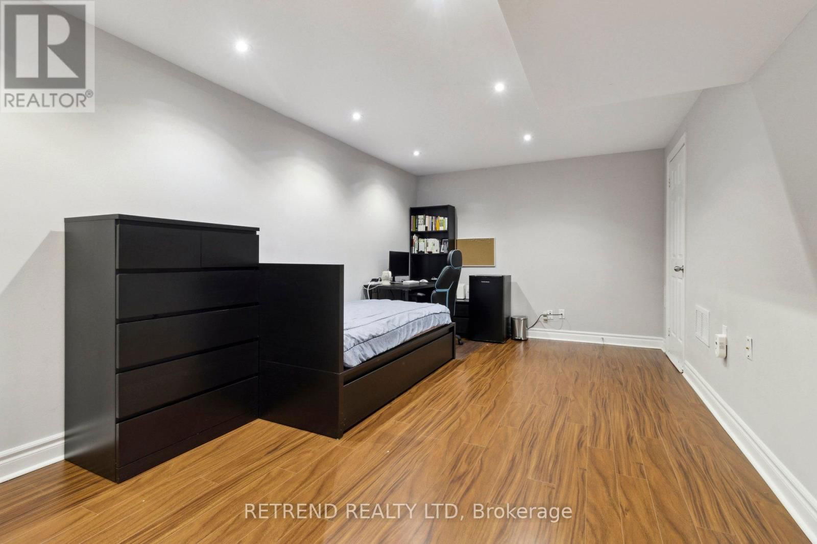 8 NILES WAY Image 33