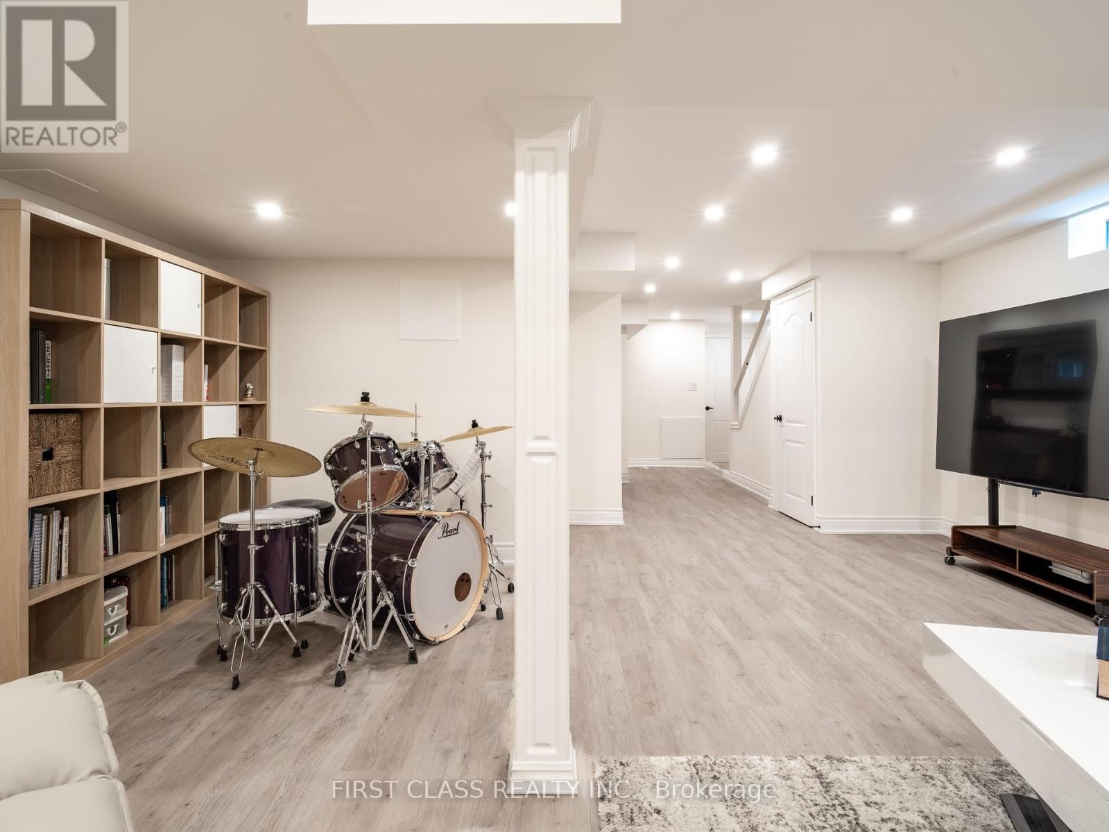 703 CARADONNA CRESCENT Image 38