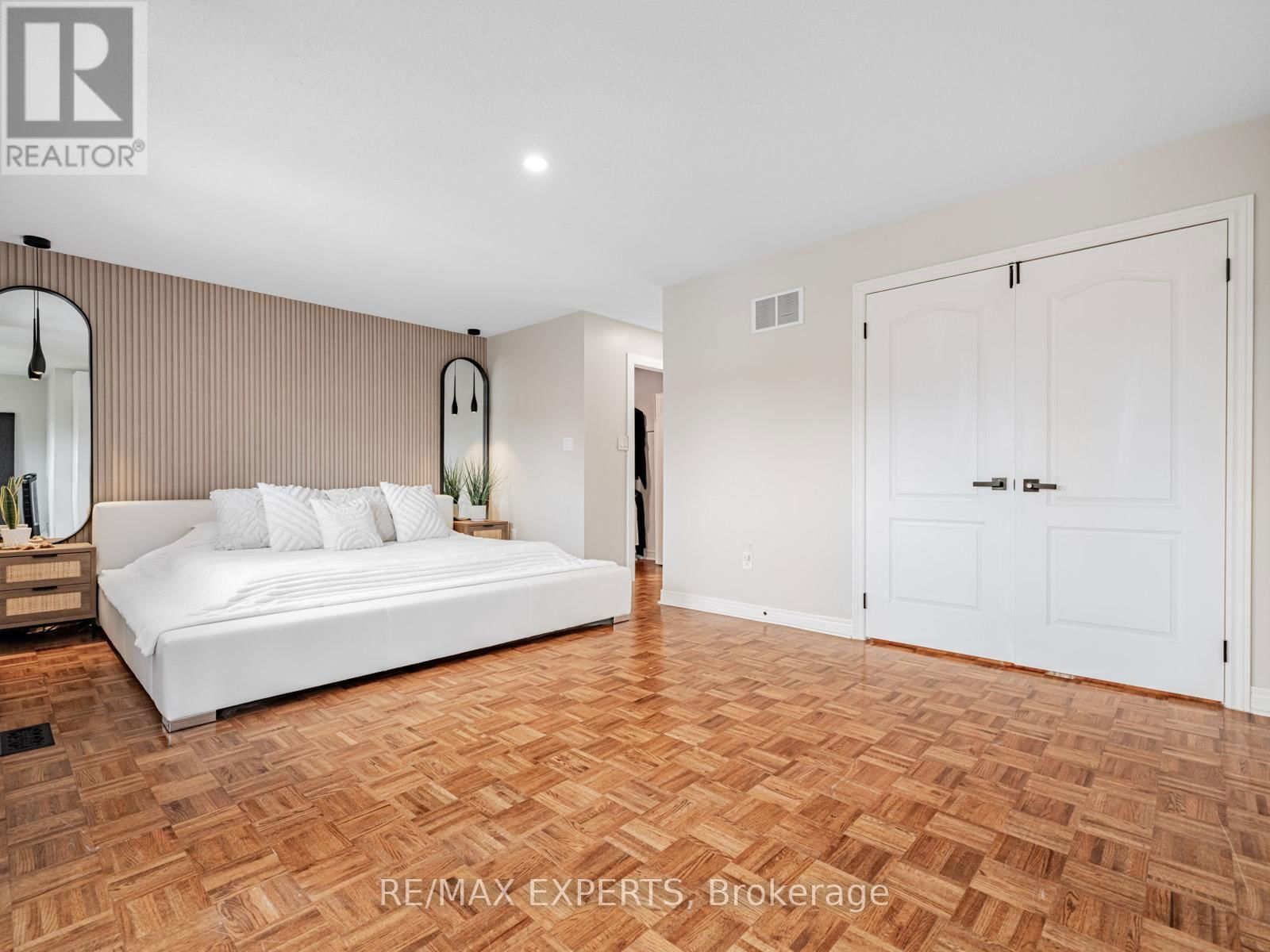 267 SUNSET RIDGE Image 18