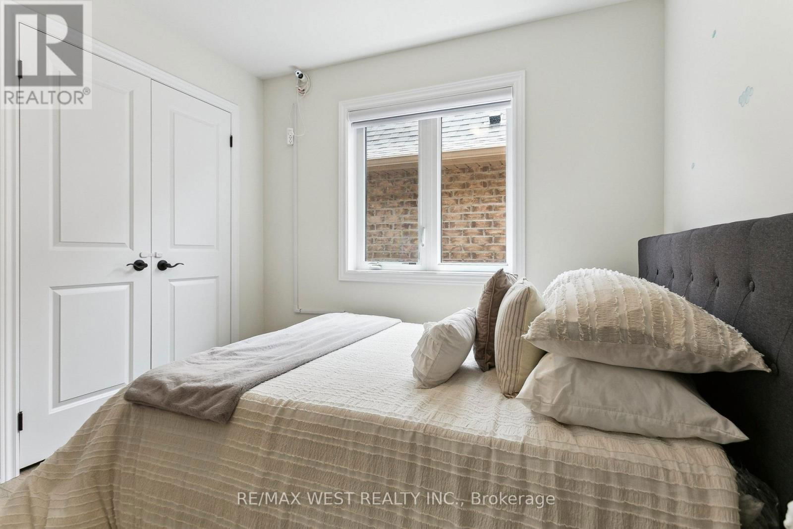 10 VIOLA STREET Image 22