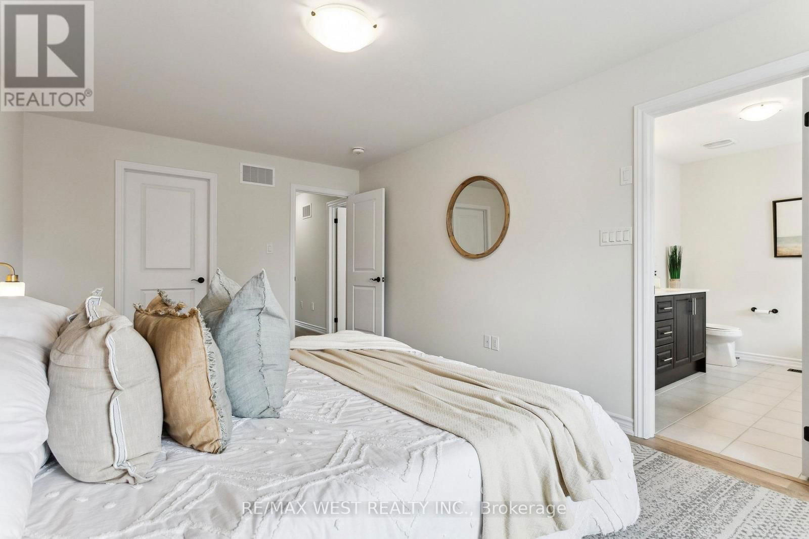 10 VIOLA STREET Image 32