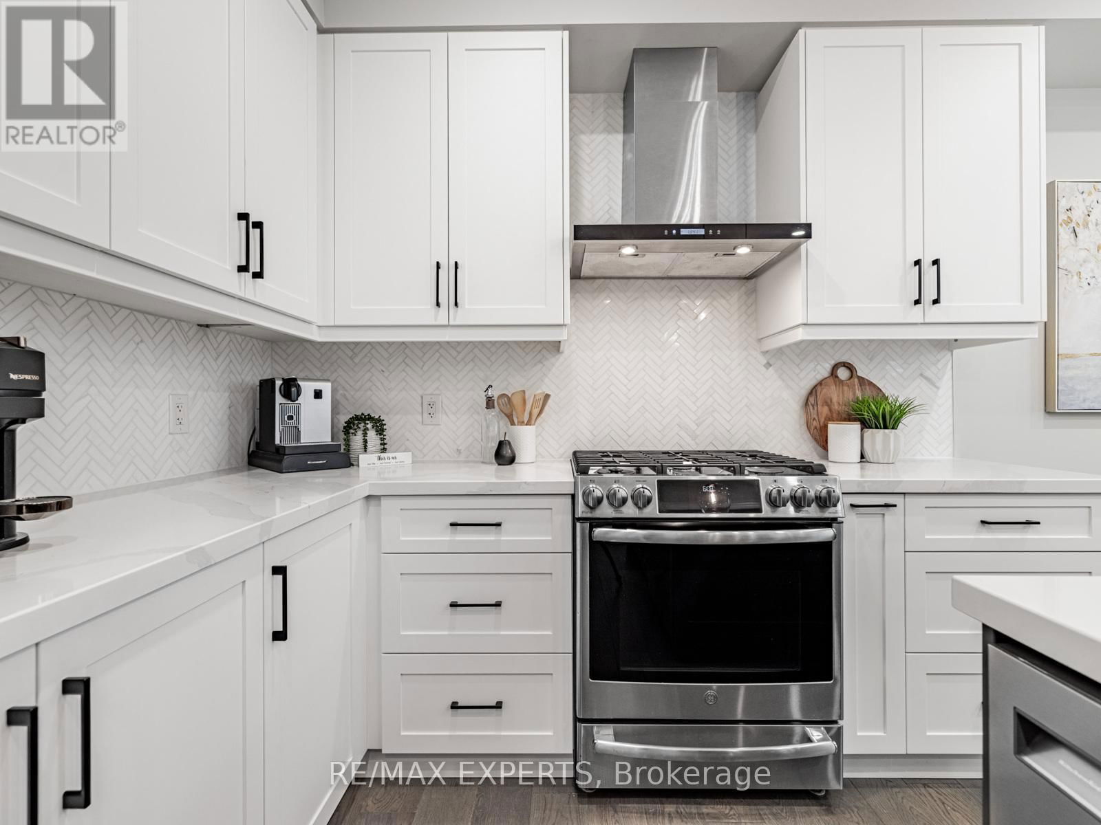 176 SIR STEVENS DRIVE Image 12