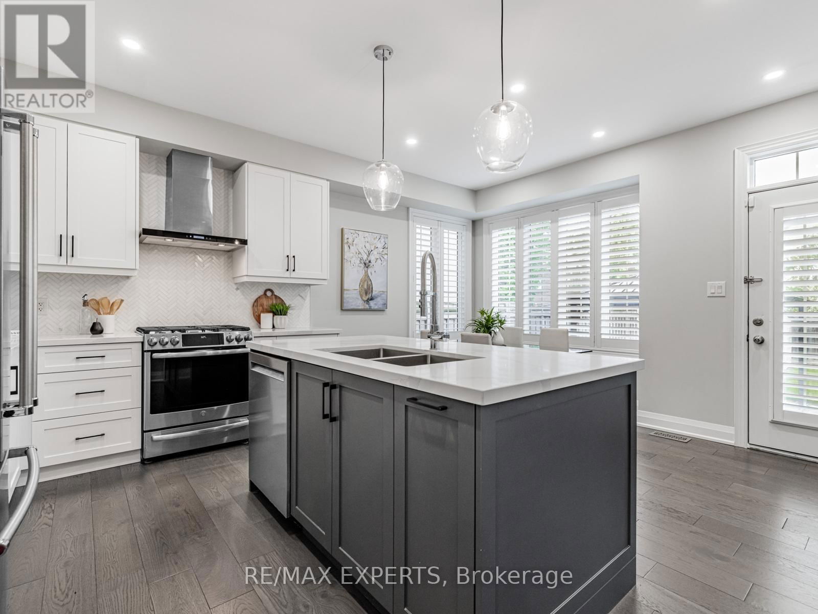 176 SIR STEVENS DRIVE Image 13