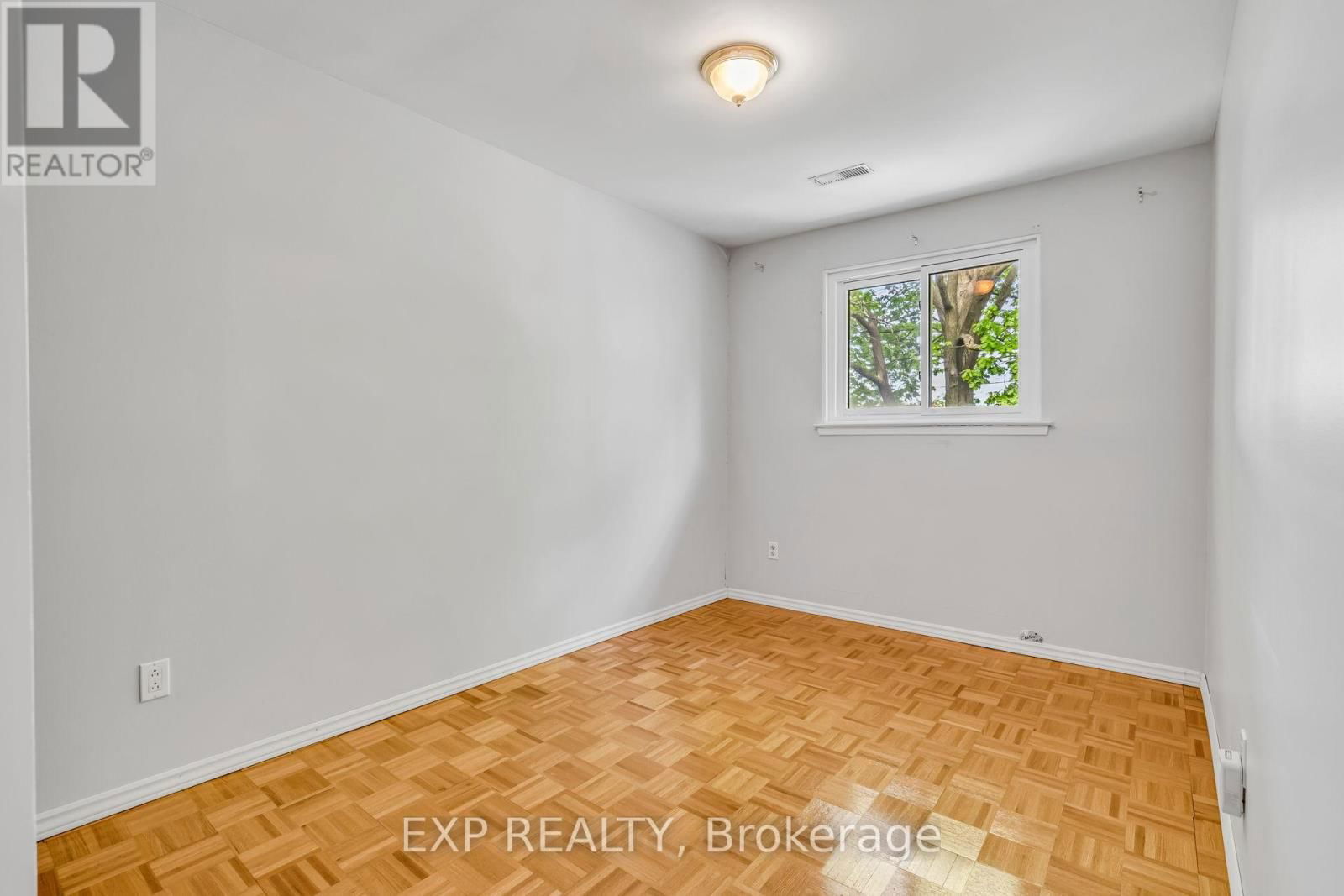 325 - 22 NILES WAY Image 36