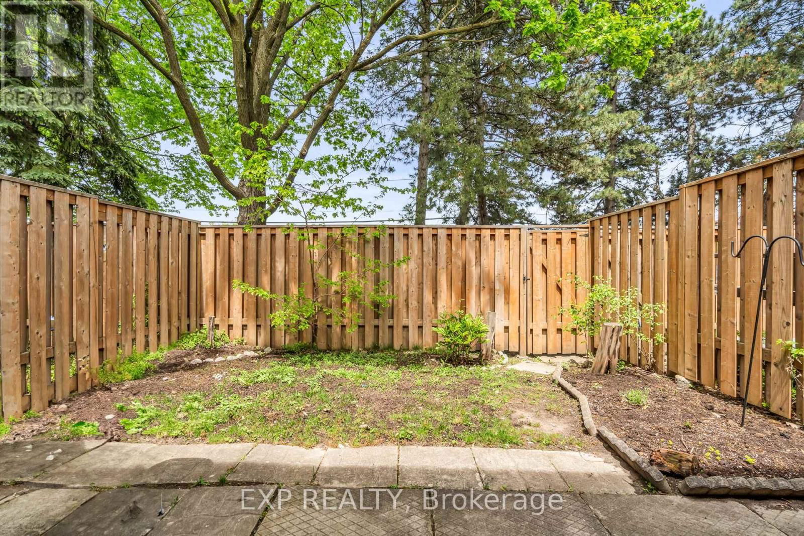 325 - 22 NILES WAY Image 44