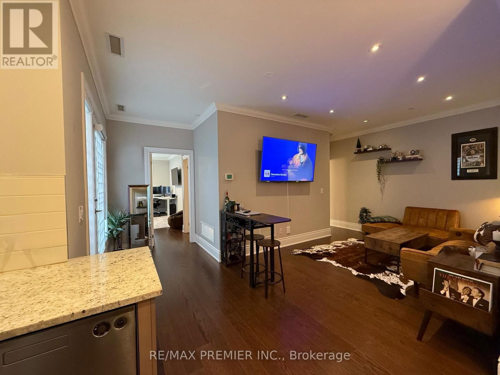 212 - 10360 ISLINGTON AVENUE Image 3