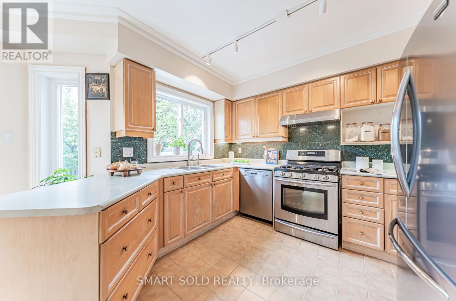 141 LARRATT LANE Image 20