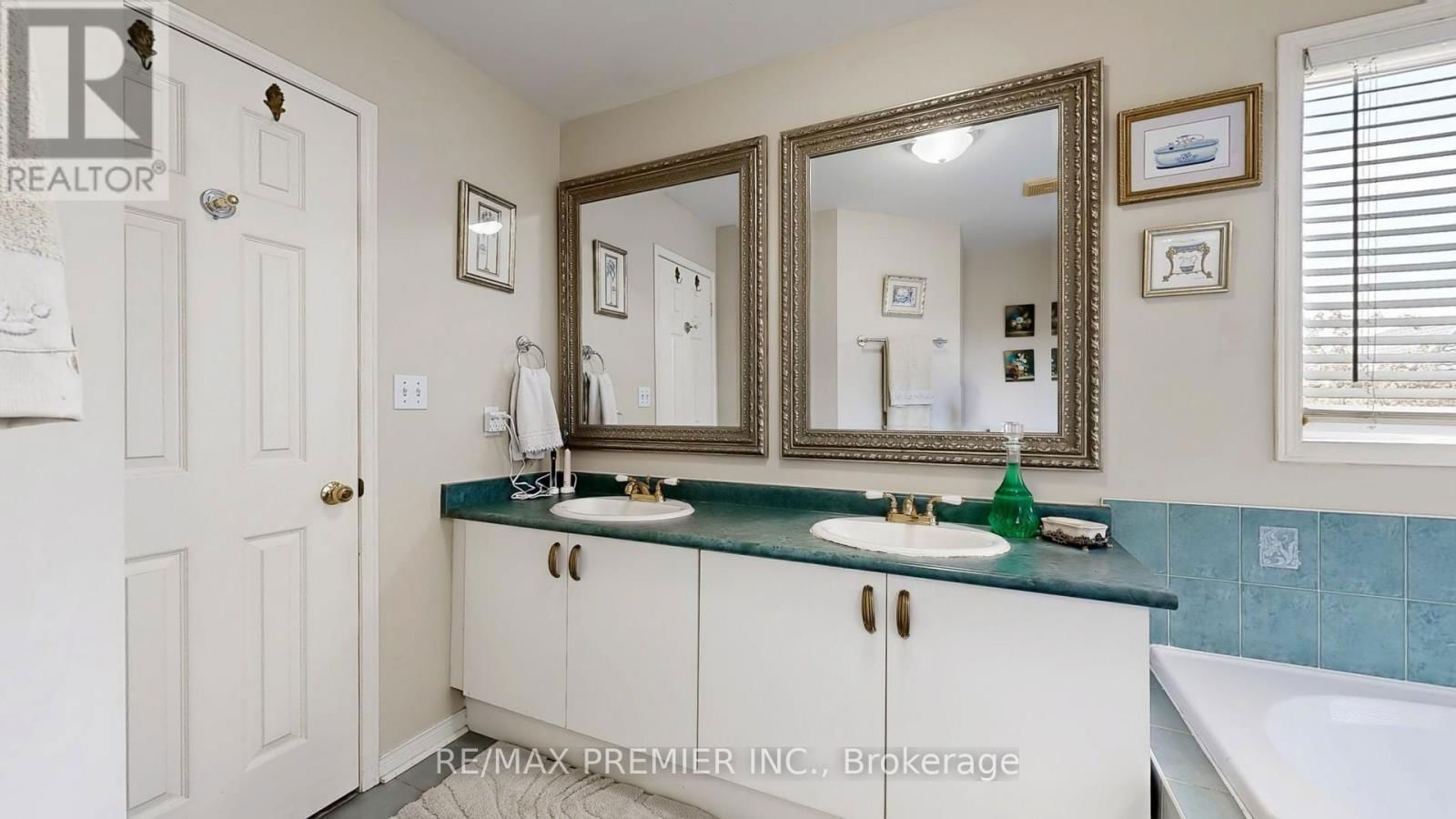 215 DRUMMOND DRIVE Image 34