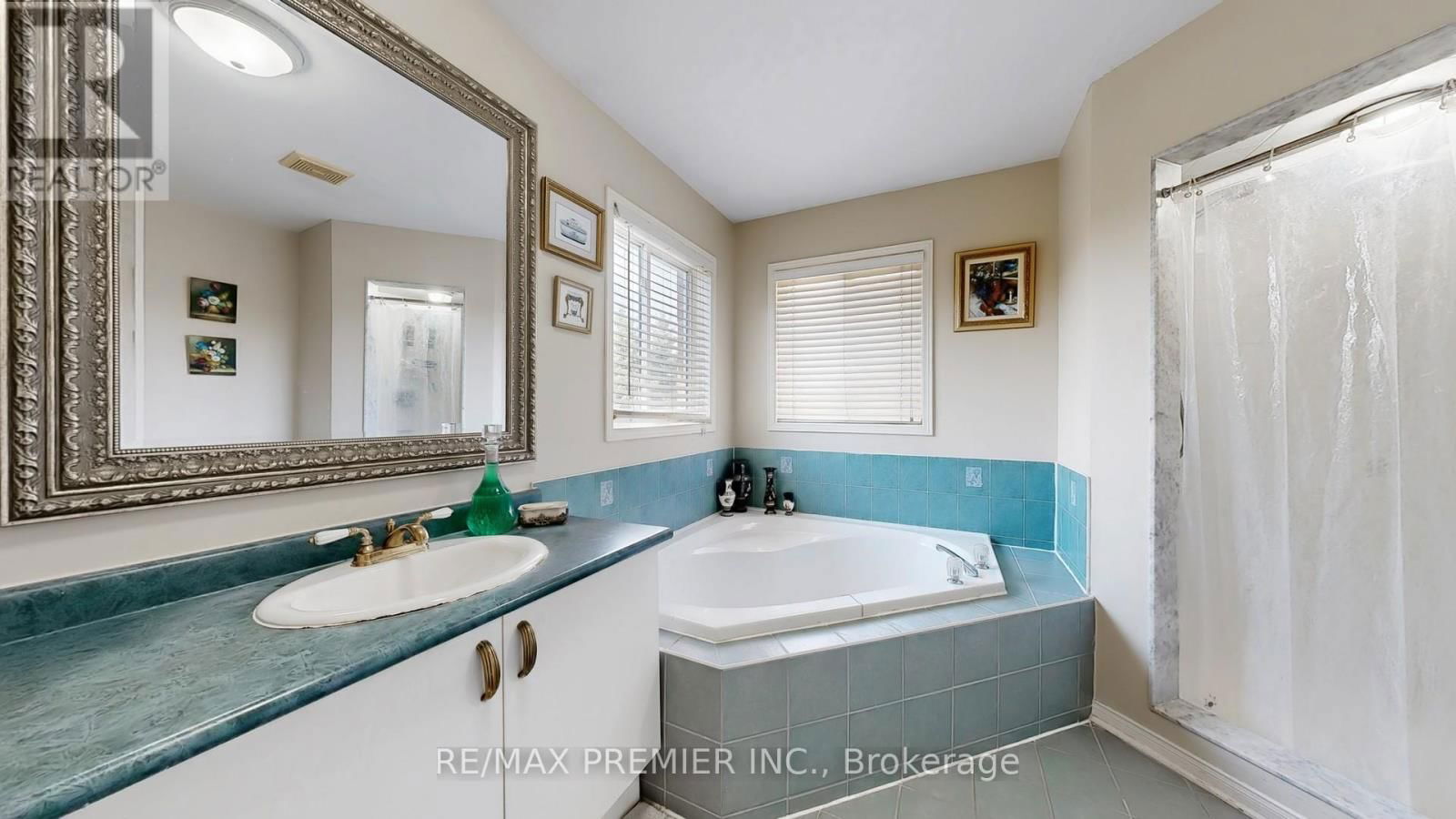215 DRUMMOND DRIVE Image 35