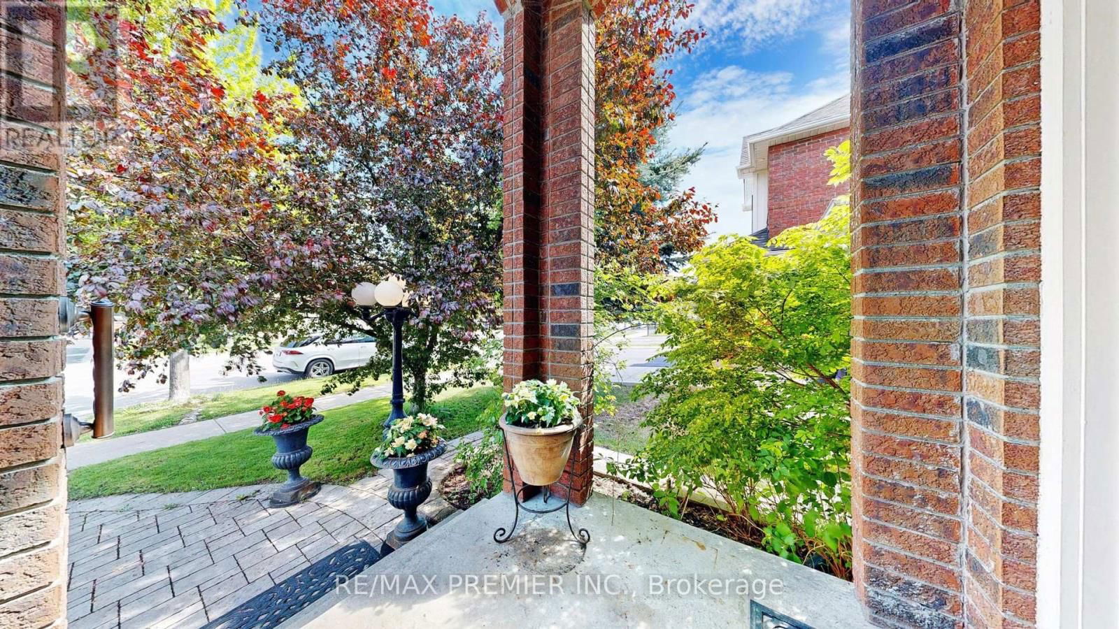 215 DRUMMOND DRIVE Image 4