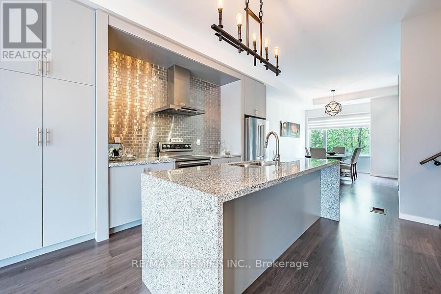 77 SYDNEY CIRCLE Image 12