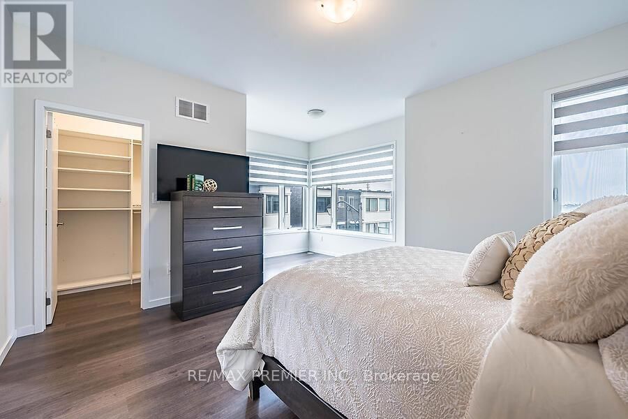 77 SYDNEY CIRCLE Image 28