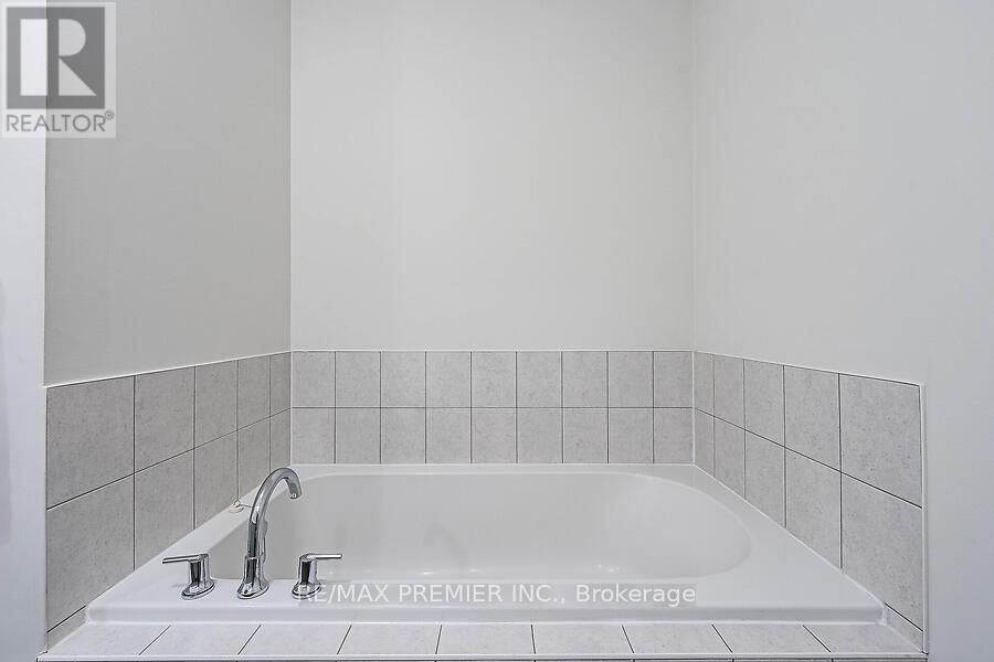 77 SYDNEY CIRCLE Image 32