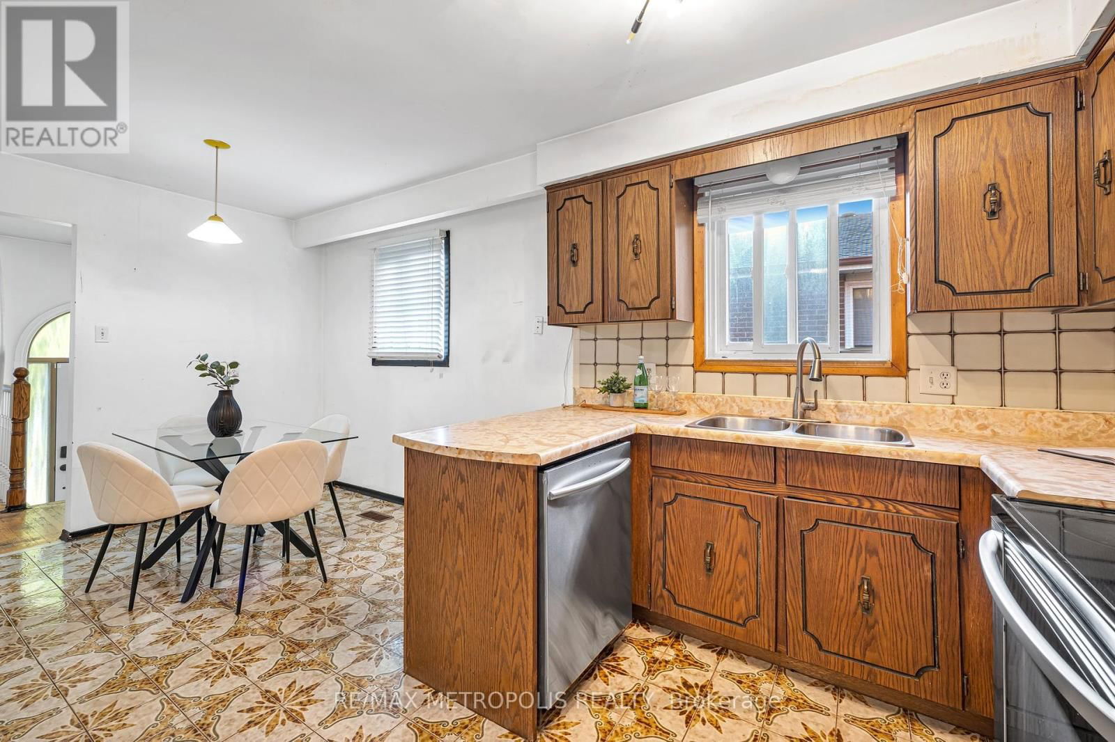 119 ALBANY DRIVE Image 12