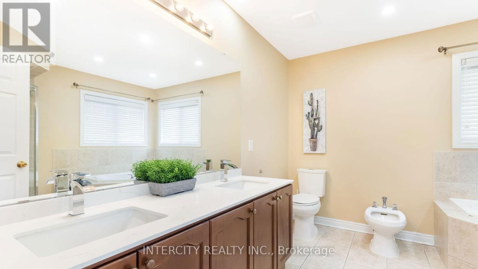 16 VENICE GATE DRIVE Image 25