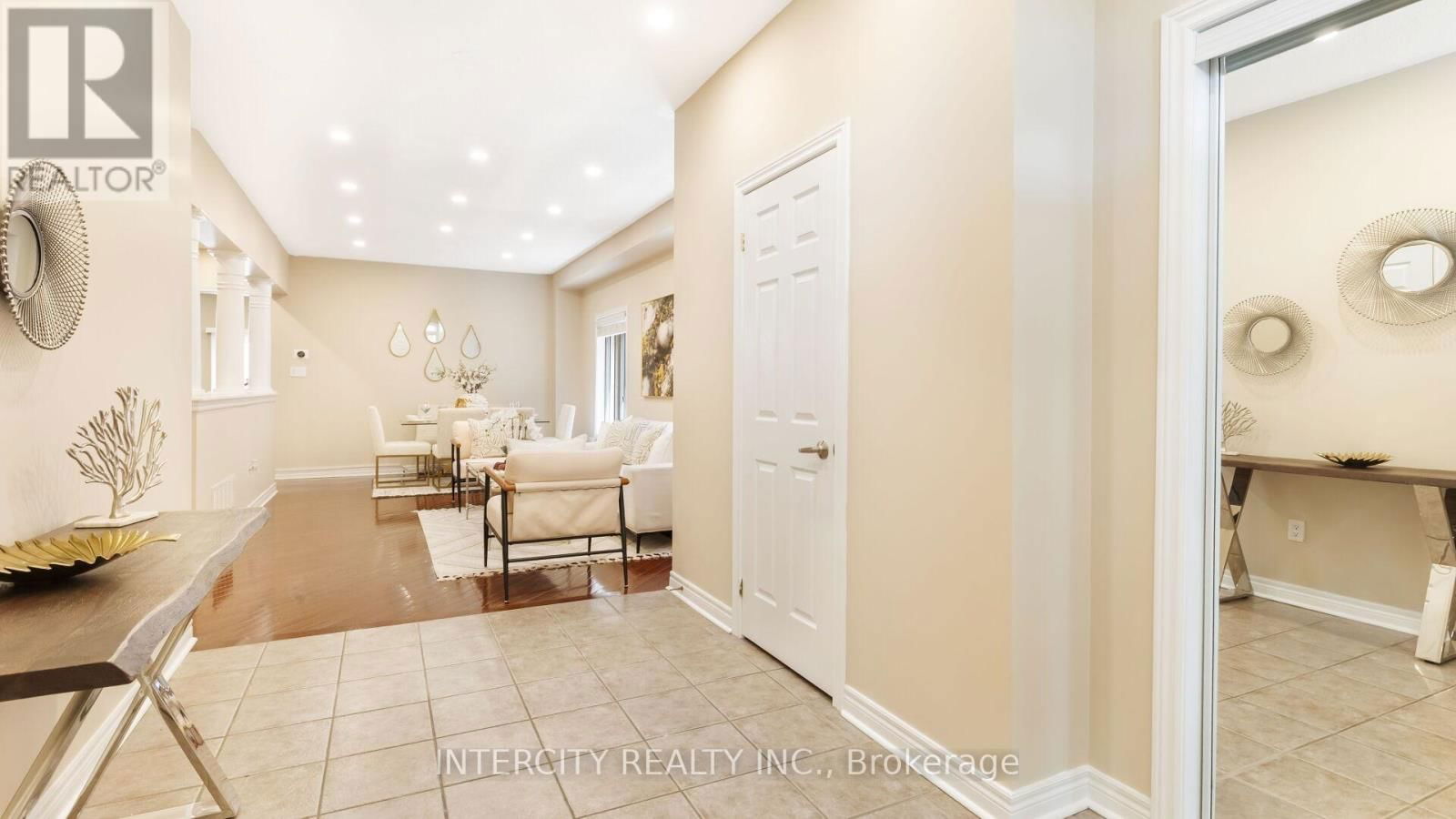 16 VENICE GATE DRIVE Image 7