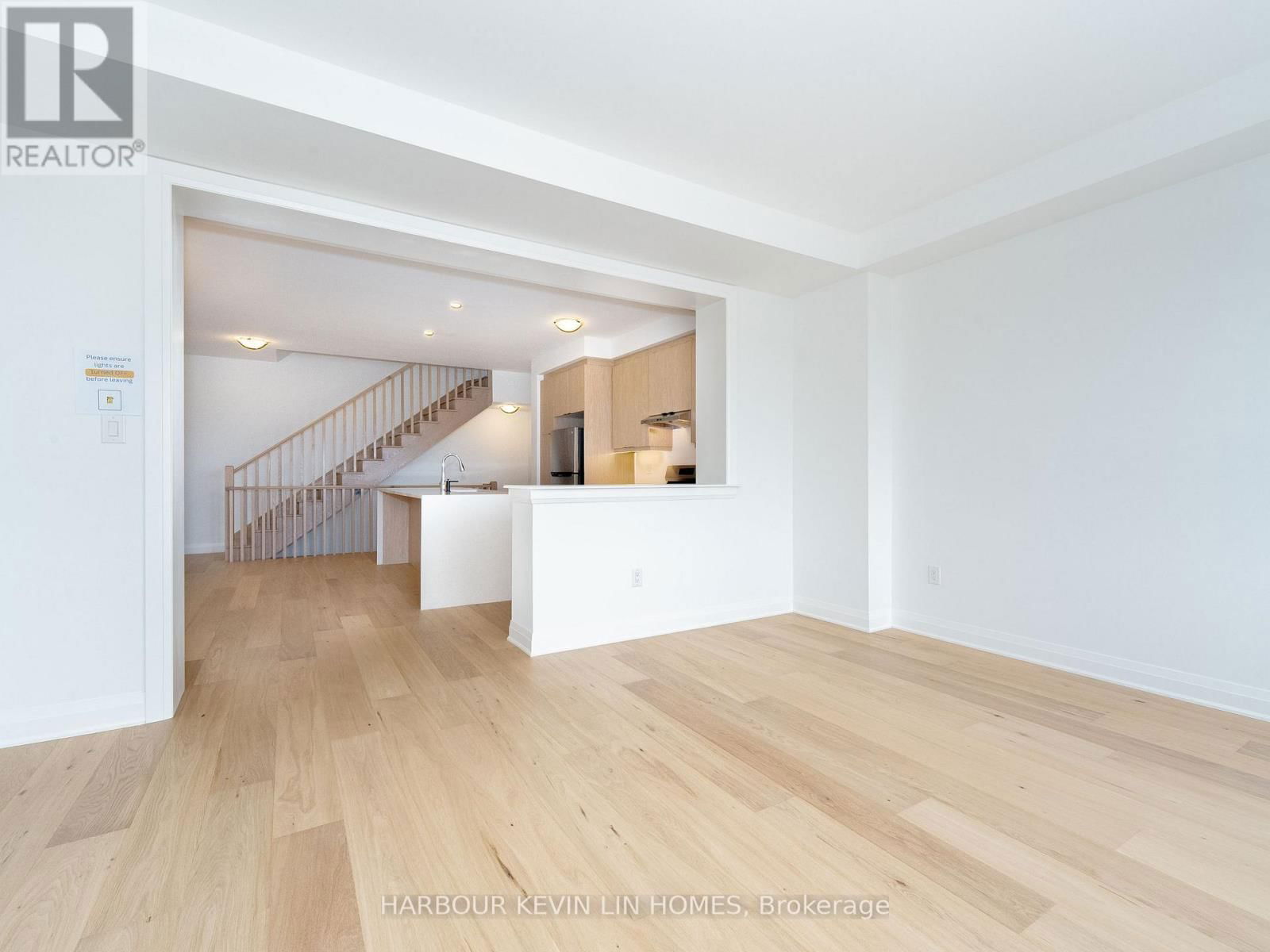 46 AZURE DRIVE Image 12