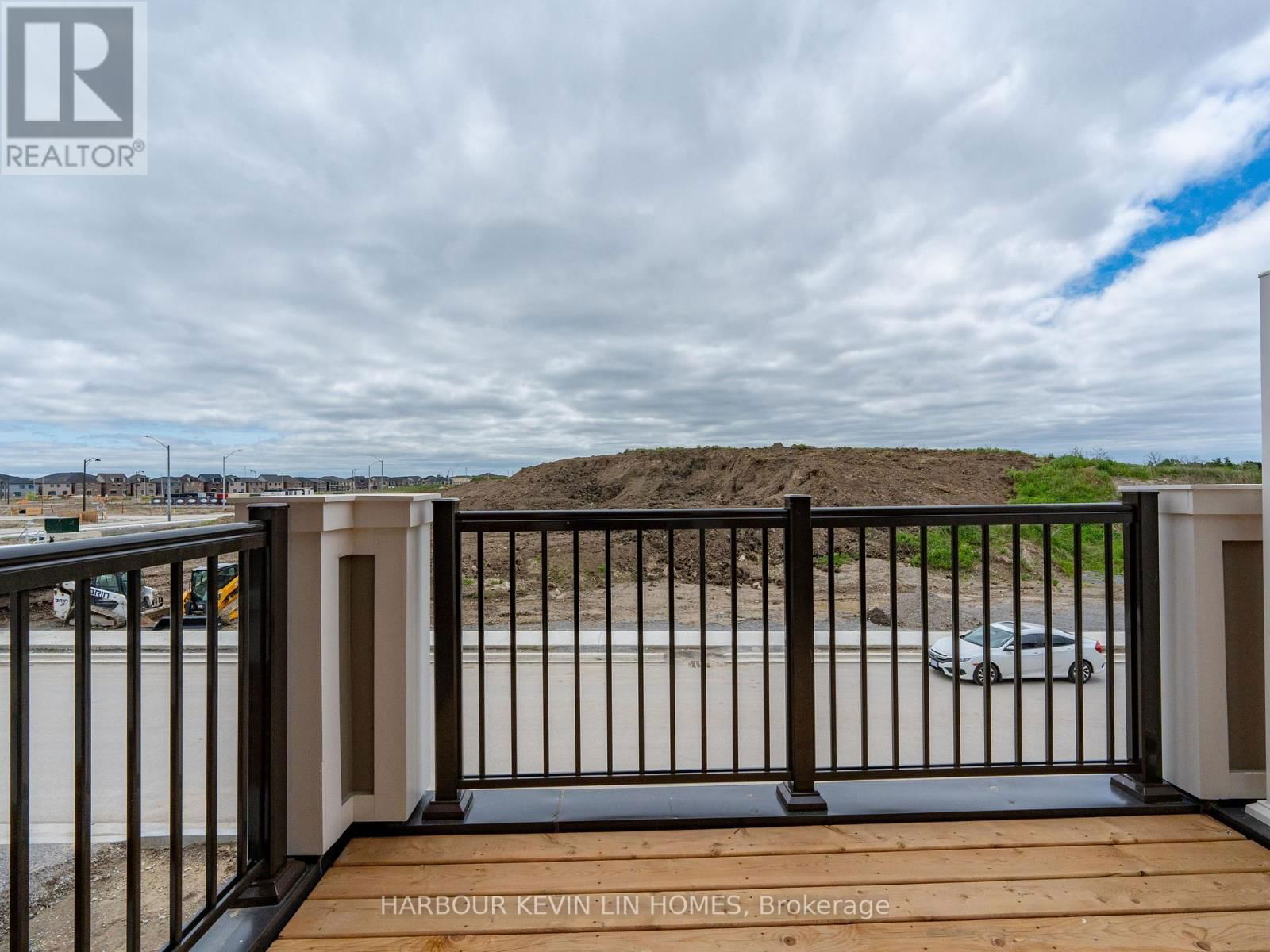 46 AZURE DRIVE Image 13