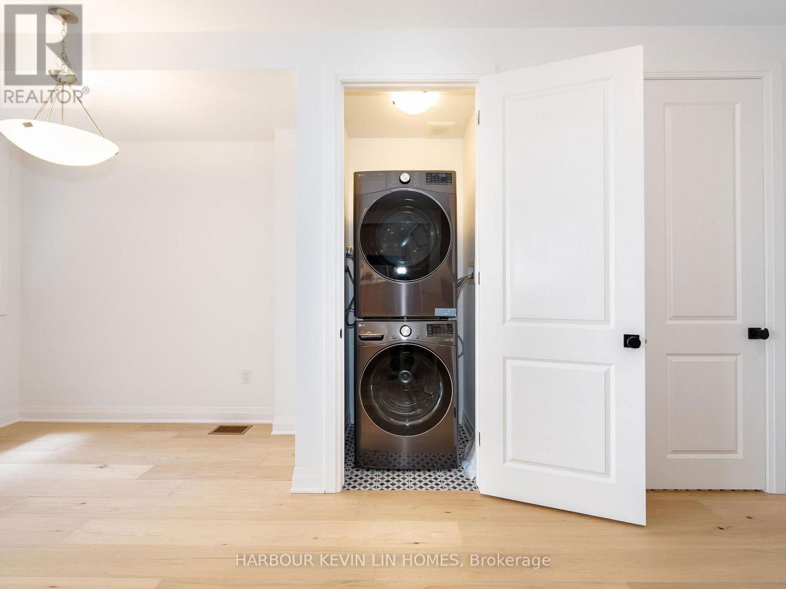 46 AZURE DRIVE Image 16