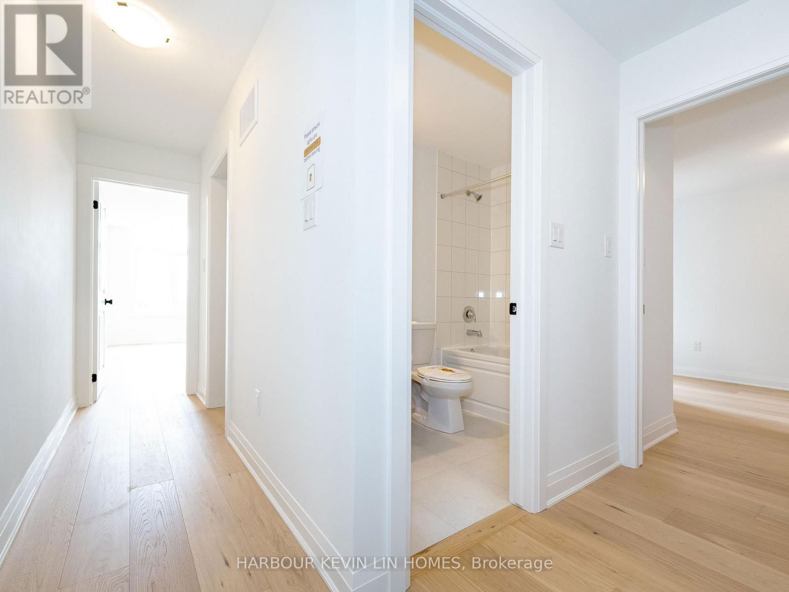 46 AZURE DRIVE Image 23