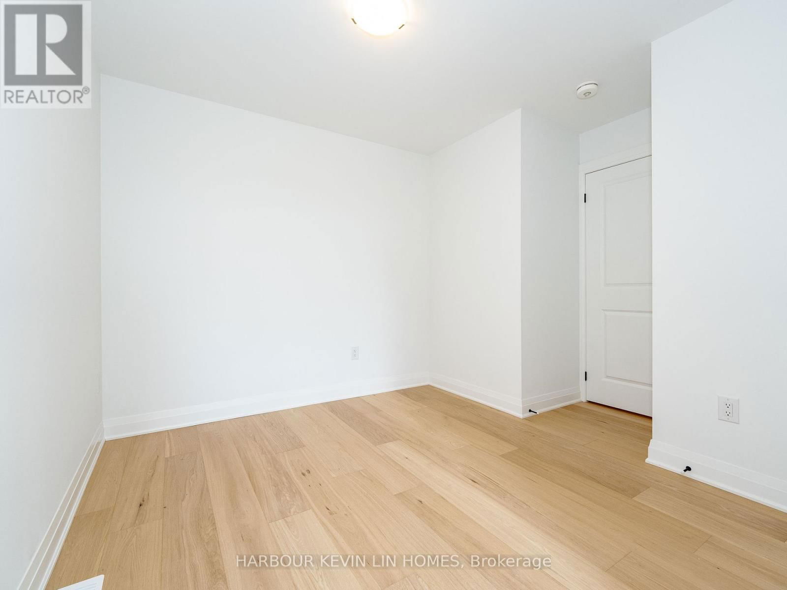 46 AZURE DRIVE Image 24