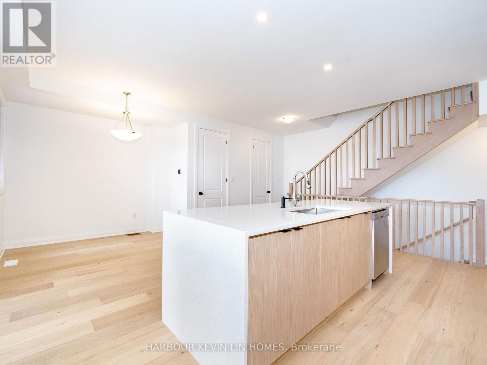 46 AZURE DRIVE Image 6