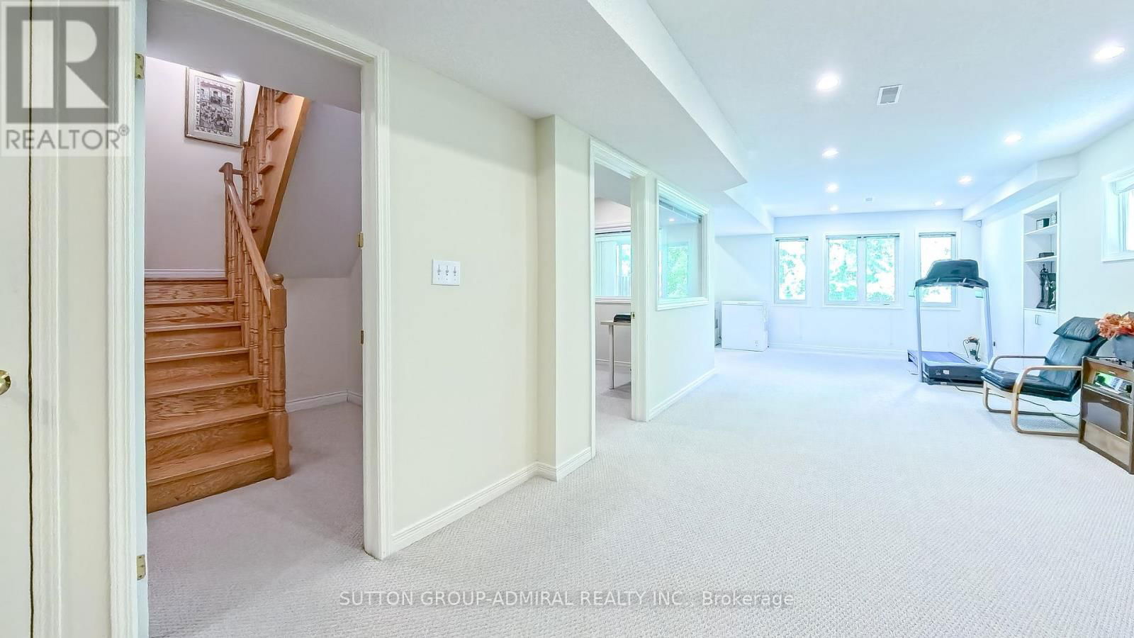 98 HOLLY DRIVE Image 33