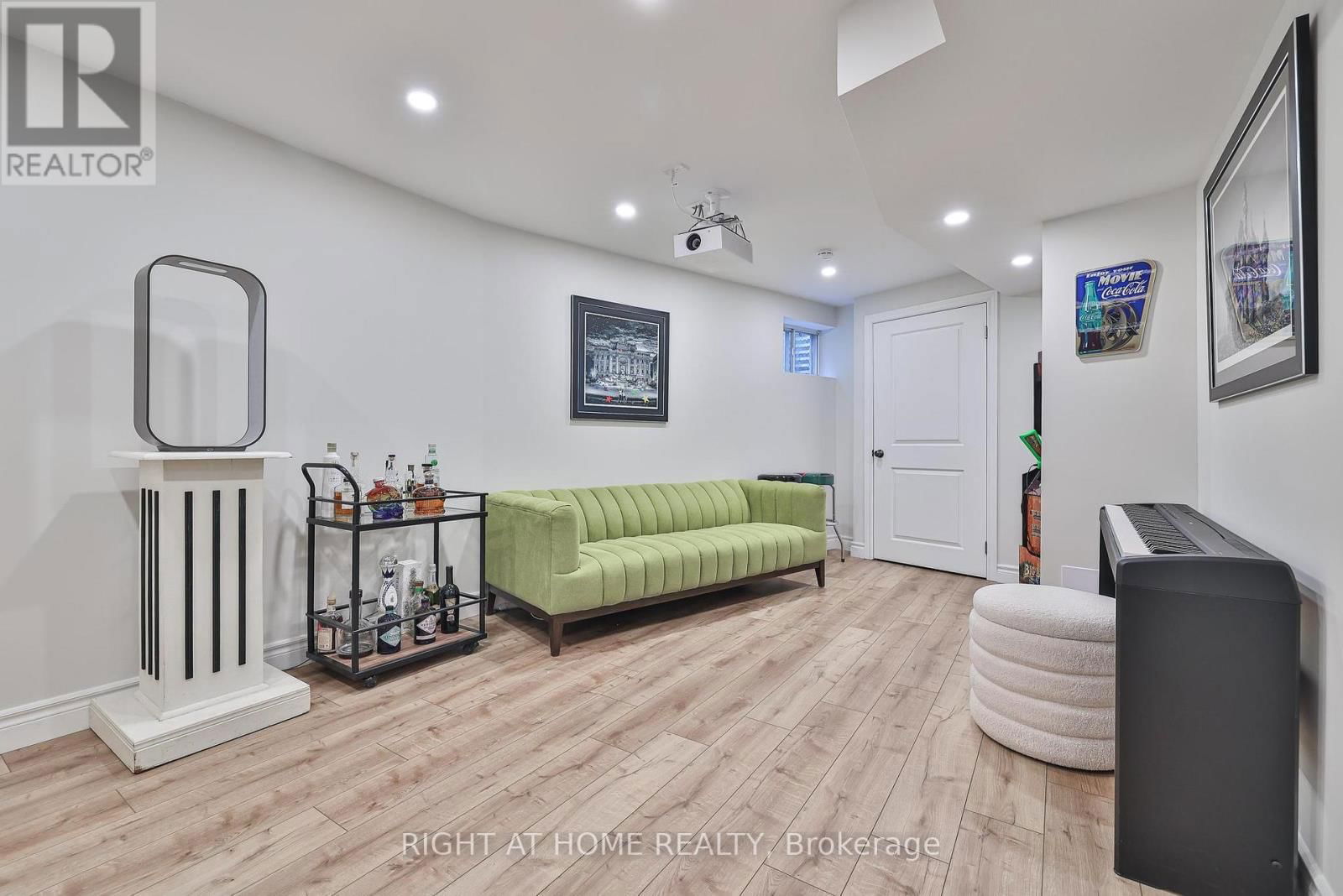 48 PORTERFIELD CRESCENT Image 32
