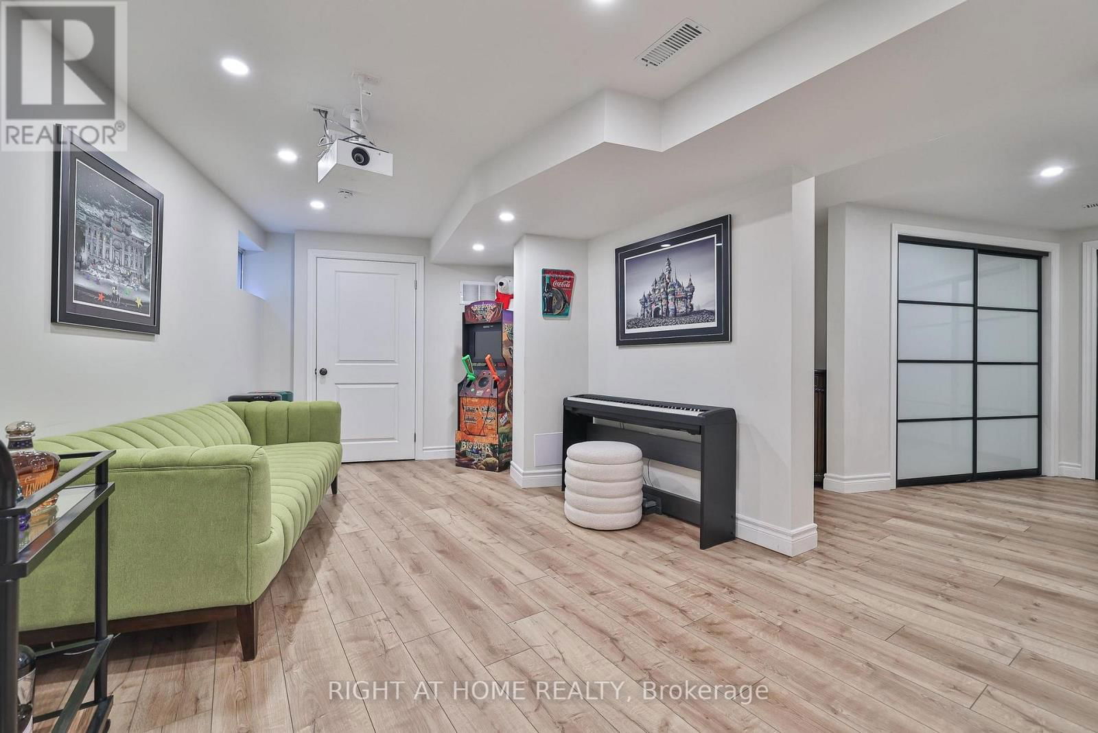 48 PORTERFIELD CRESCENT Image 33