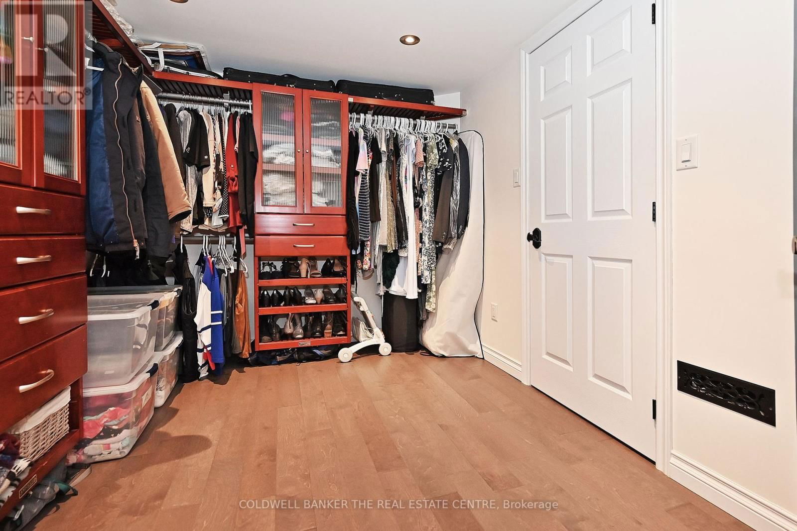 15 EARLS COURT Image 39