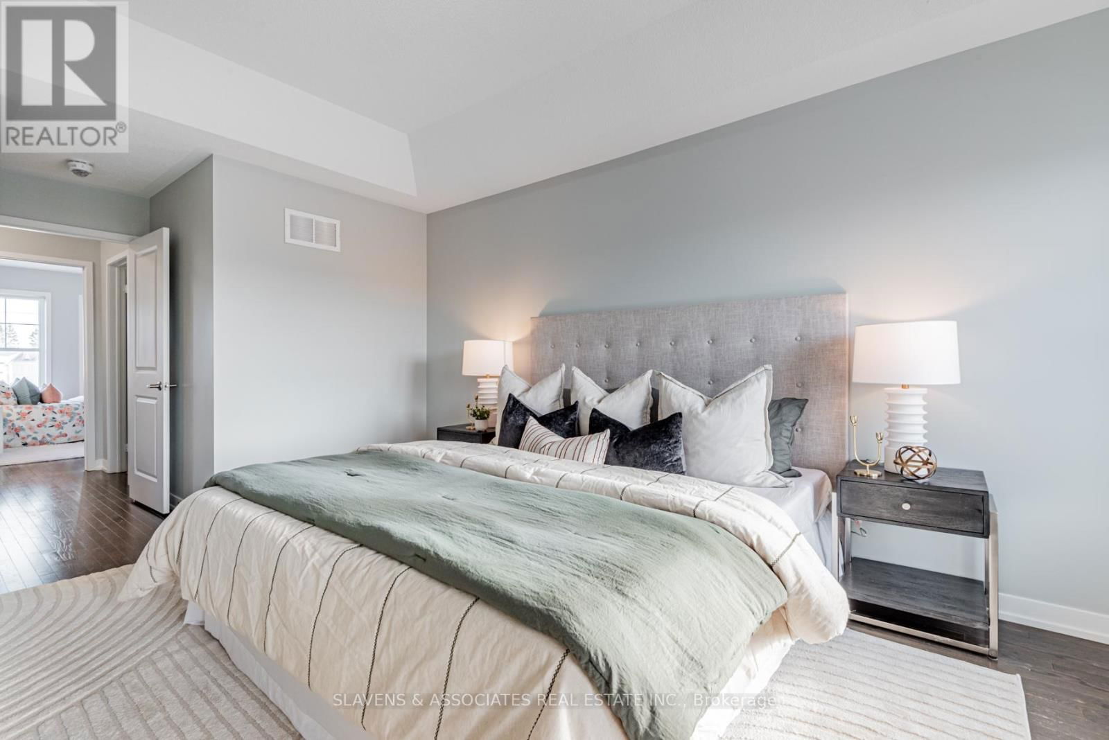 10610 BATHURST STREET Image 9