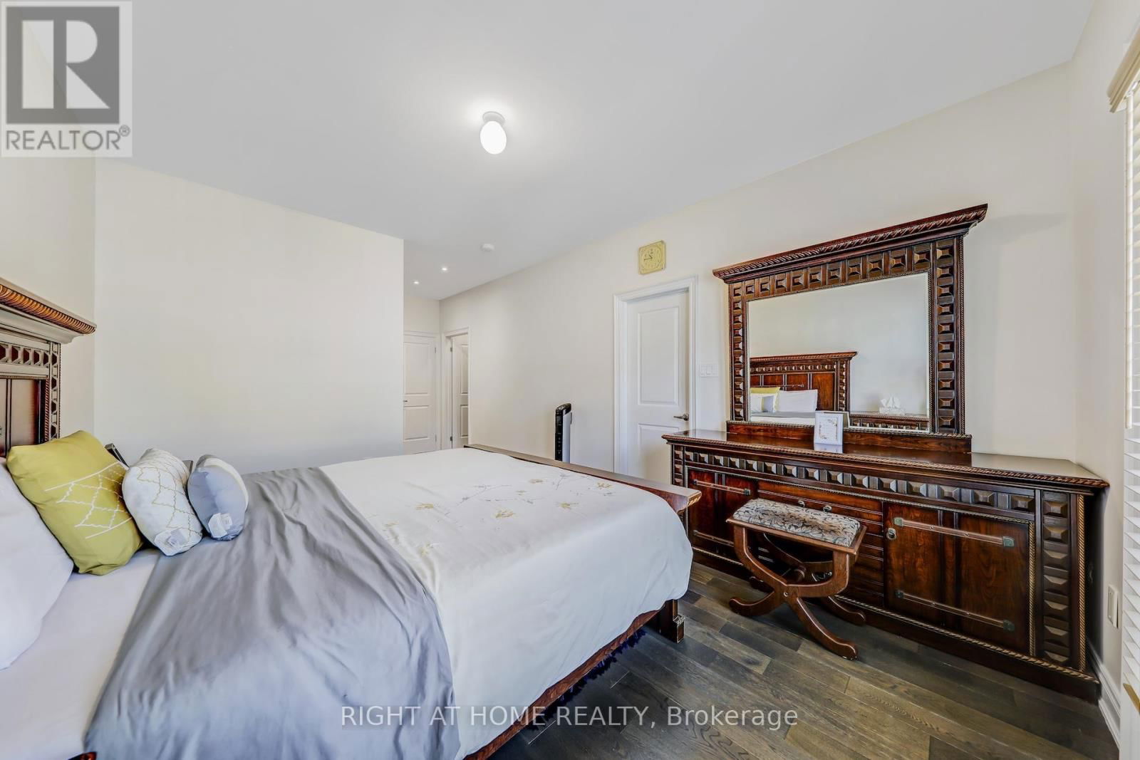 16 LASALLE LANE Image 32