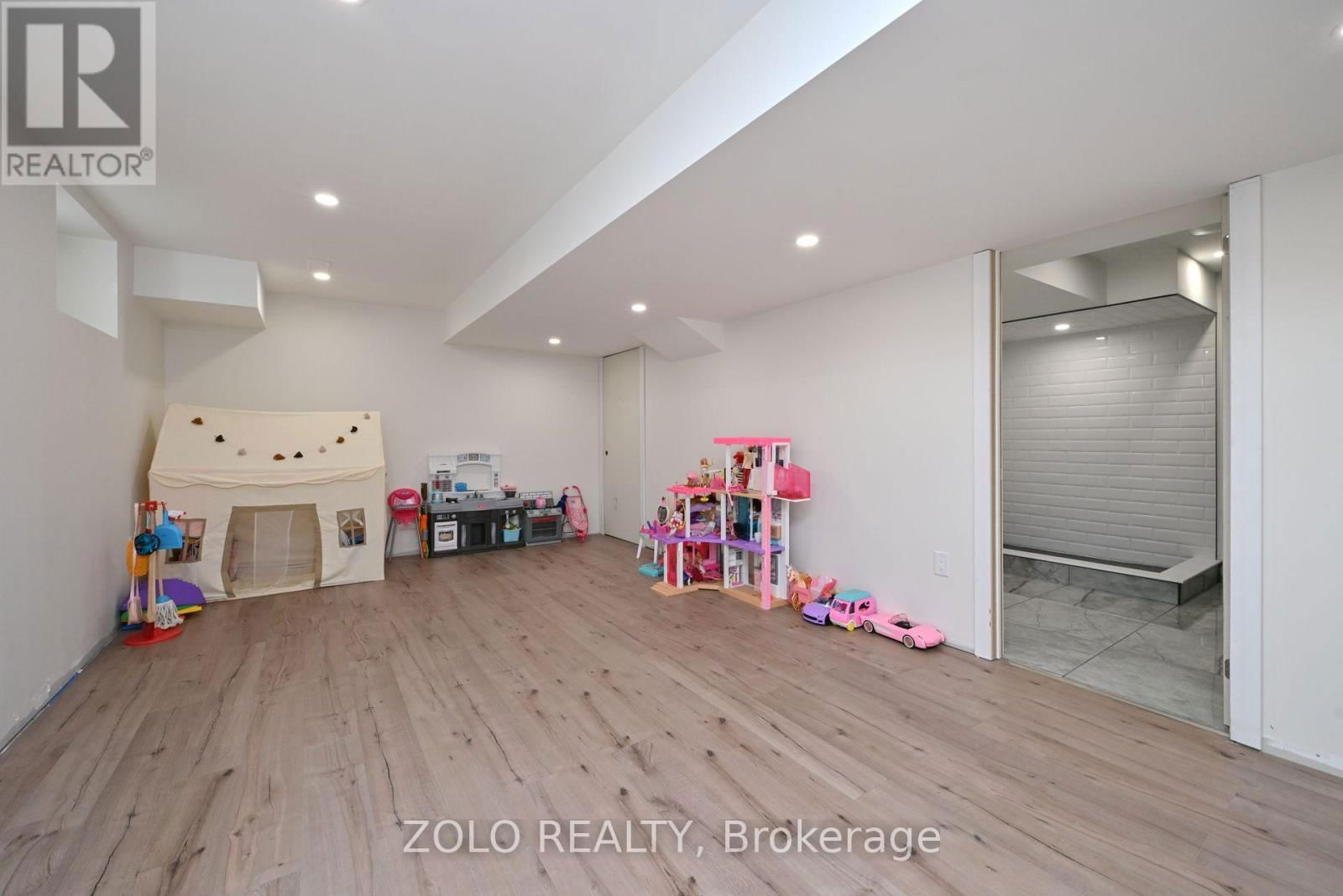 69 WALKER BOULEVARD Image 31