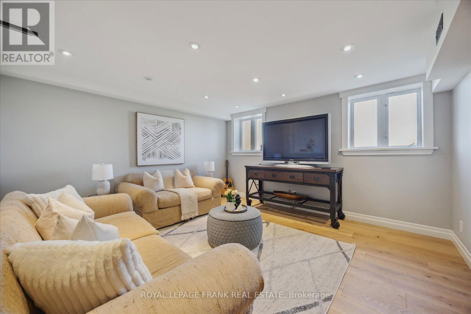 21 BROWNSCOMBE CRESCENT Image 29